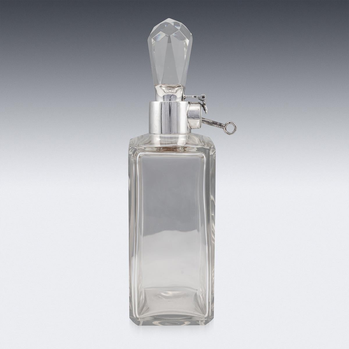 Britannique Carafe à spiritueux anglaise du 20e siècle en argent massif et verre avec serrure et clé, vers 1927 en vente