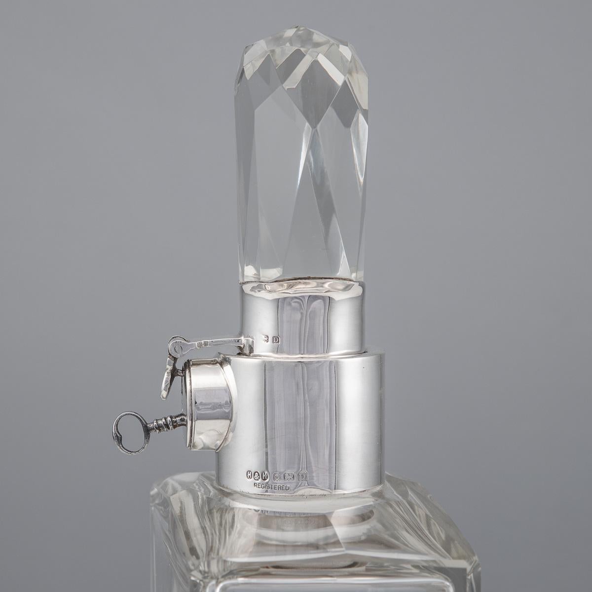 Carafe à spiritueux anglaise du XXe siècle en argent massif et verre avec serrure et clé, vers 1928 en vente 1