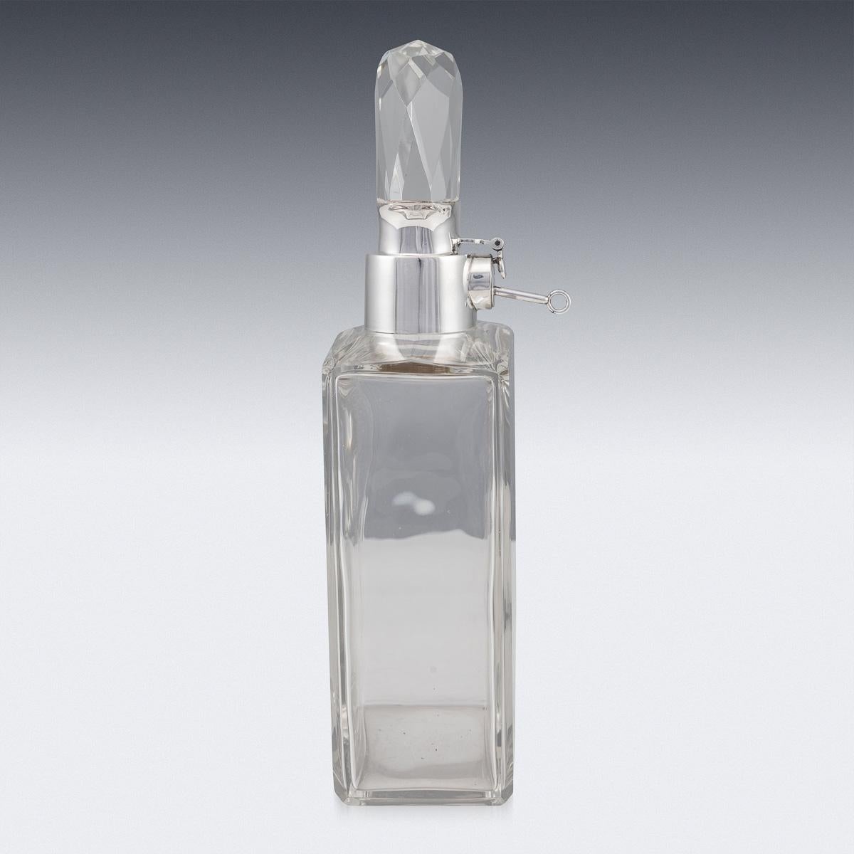 Britannique Carafe à spiritueux anglaise du 20ème siècle en argent massif et verre avec serrure et clé, vers 1933 en vente