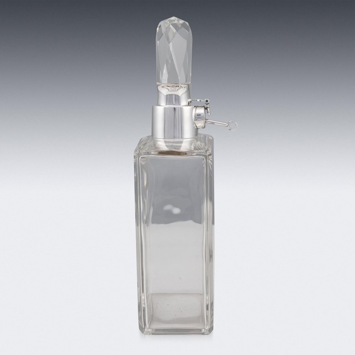 Britannique Carafe à spiritueux anglaise du 20ème siècle en argent massif et verre avec serrure et clé, vers 1933 en vente