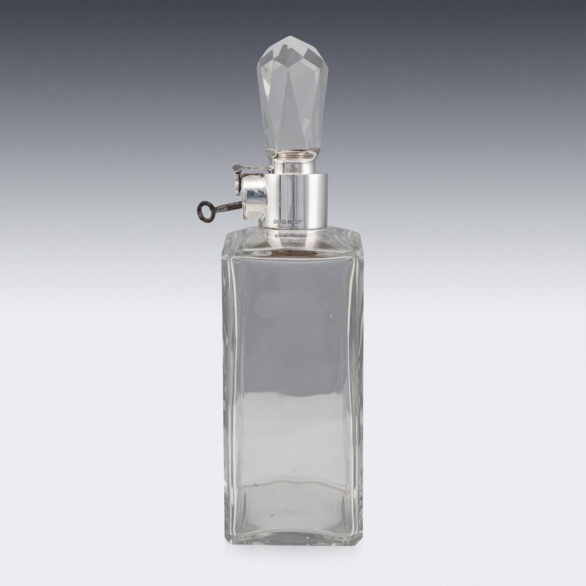 Britannique Carafe à spirit anglaise du 20ème siècle en argent massif et verre avec serrure et clé, vers 1934 en vente