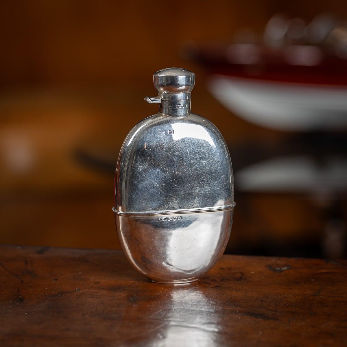 Eine hervorragende 20. Jahrhundert massivem Silber Flachmann mit Silber Scharnier oben. Der Flachmann hat eine glatte Oberfläche, eine runde, ovale Form und einen abnehmbaren Becher. Gepunztes Sterlingsilber (925 Standard), Sheffield, Jahr 1926 (i),