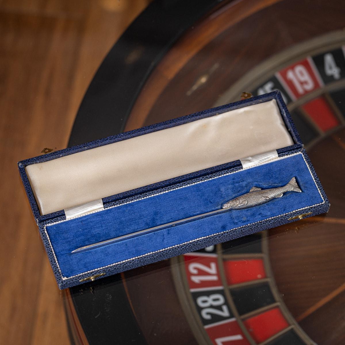 Eine hervorragende 20. Jahrhundert Jahrgang Neuheit Brieföffner, in Form einer Forelle Fisch. Dieser Brieföffner hat ein hohes Gewicht und ist fachmännisch zu einer lebensechten Forelle geformt. Mit der langen, messerähnlichen Klinge lassen sich