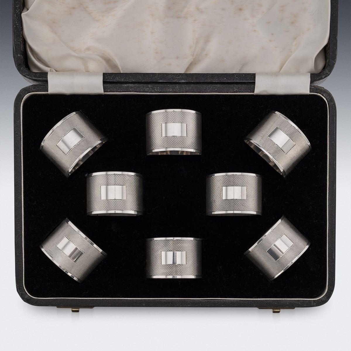 Autre Ensemble de huit ronds de serviette anglais en argent massif du 20ème siècle, Viner's Ltd vers 1961 en vente