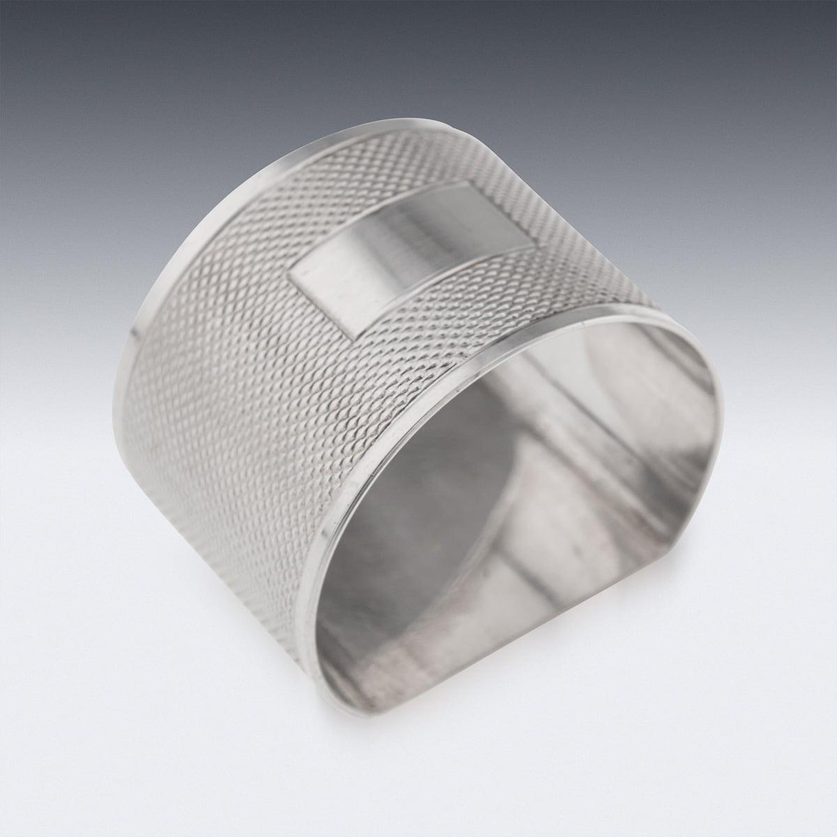 Argent Ensemble de huit ronds de serviette anglais en argent massif du 20ème siècle, Viner's Ltd vers 1961 en vente