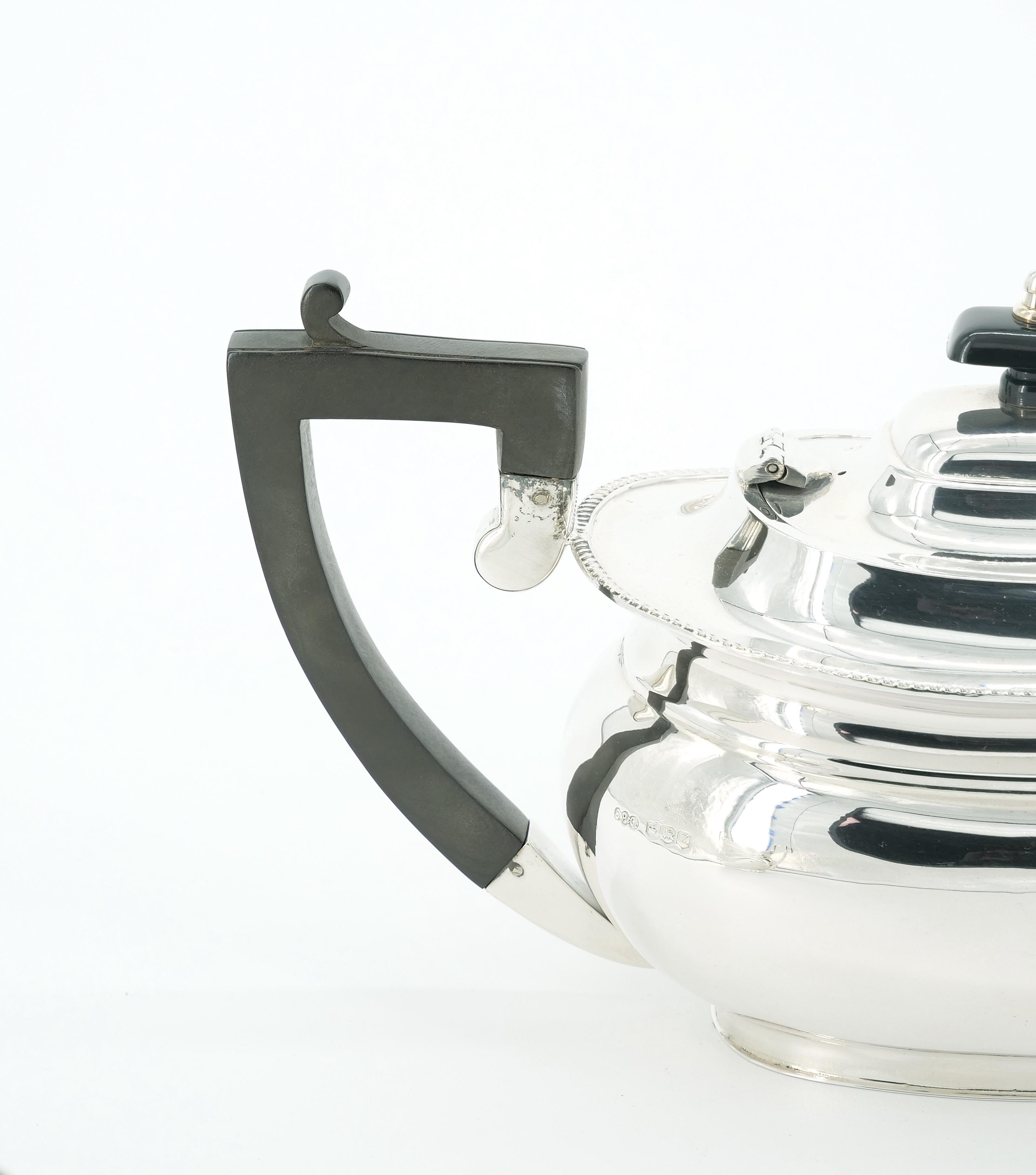 Servicio de té y café de cuatro piezas en plata de ley inglesa del siglo XX en venta 7