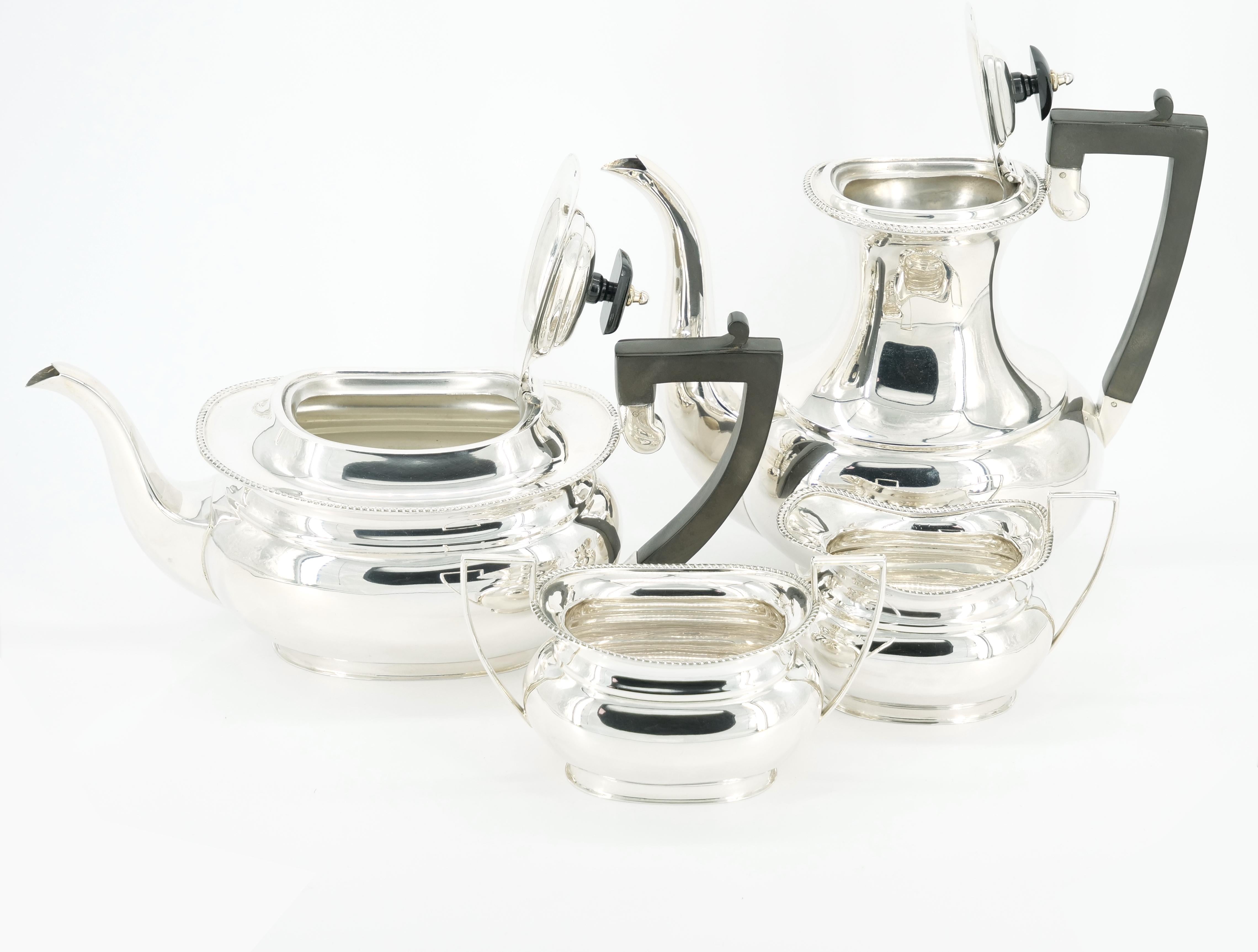Este excepcional servicio de té y café de 4 piezas de plata de ley de la renombrada Ewart & Perkins, Sheffield Company, Londres, muestra el fino arte y la artesanía de la Inglaterra de mediados del siglo XX. Cada pieza está meticulosamente elaborada
