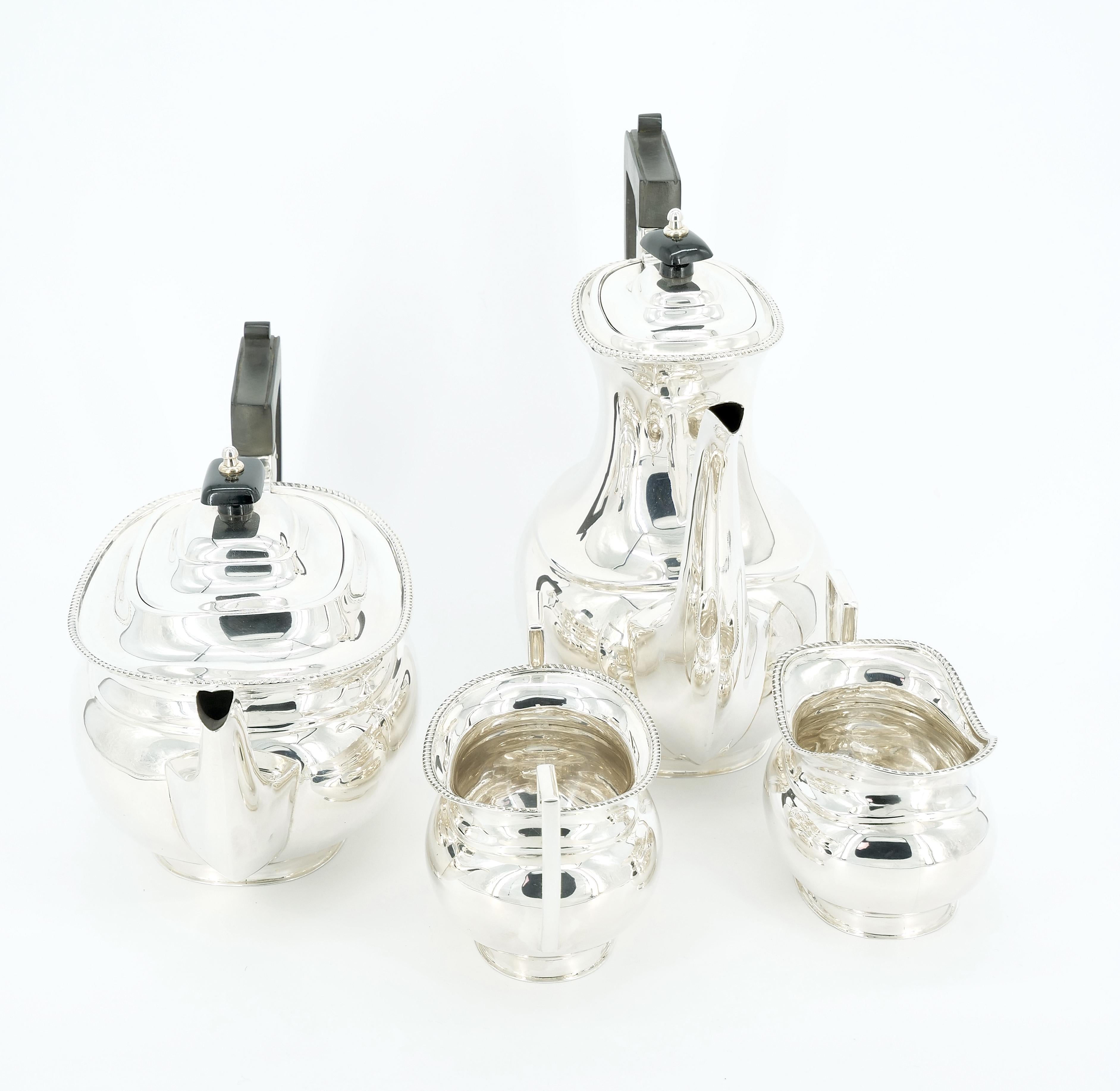 Servicio de té y café de cuatro piezas en plata de ley inglesa del siglo XX Hecho a mano en venta