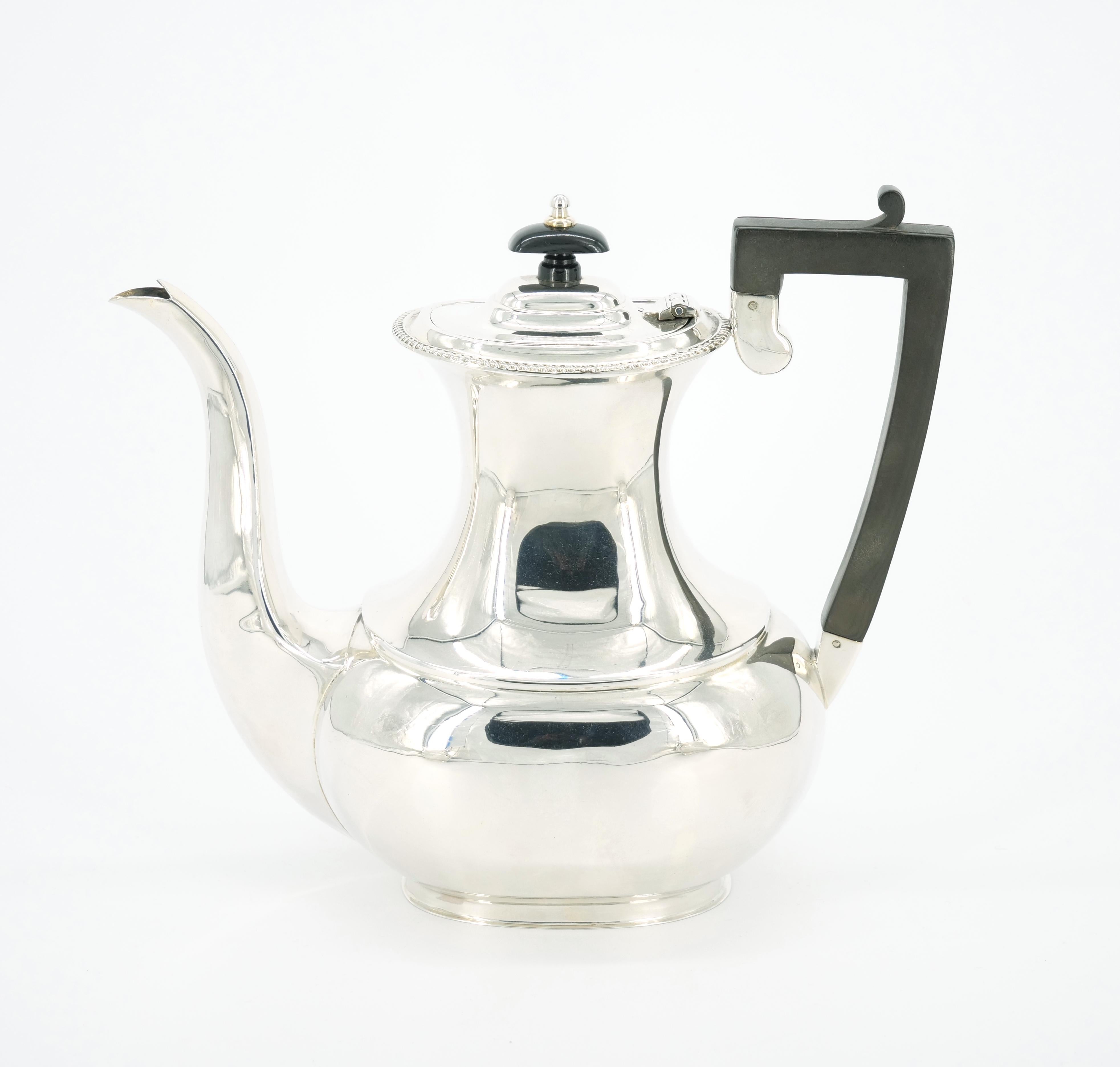 Servicio de té y café de cuatro piezas en plata de ley inglesa del siglo XX en Bueno estado para la venta en Tarry Town, NY