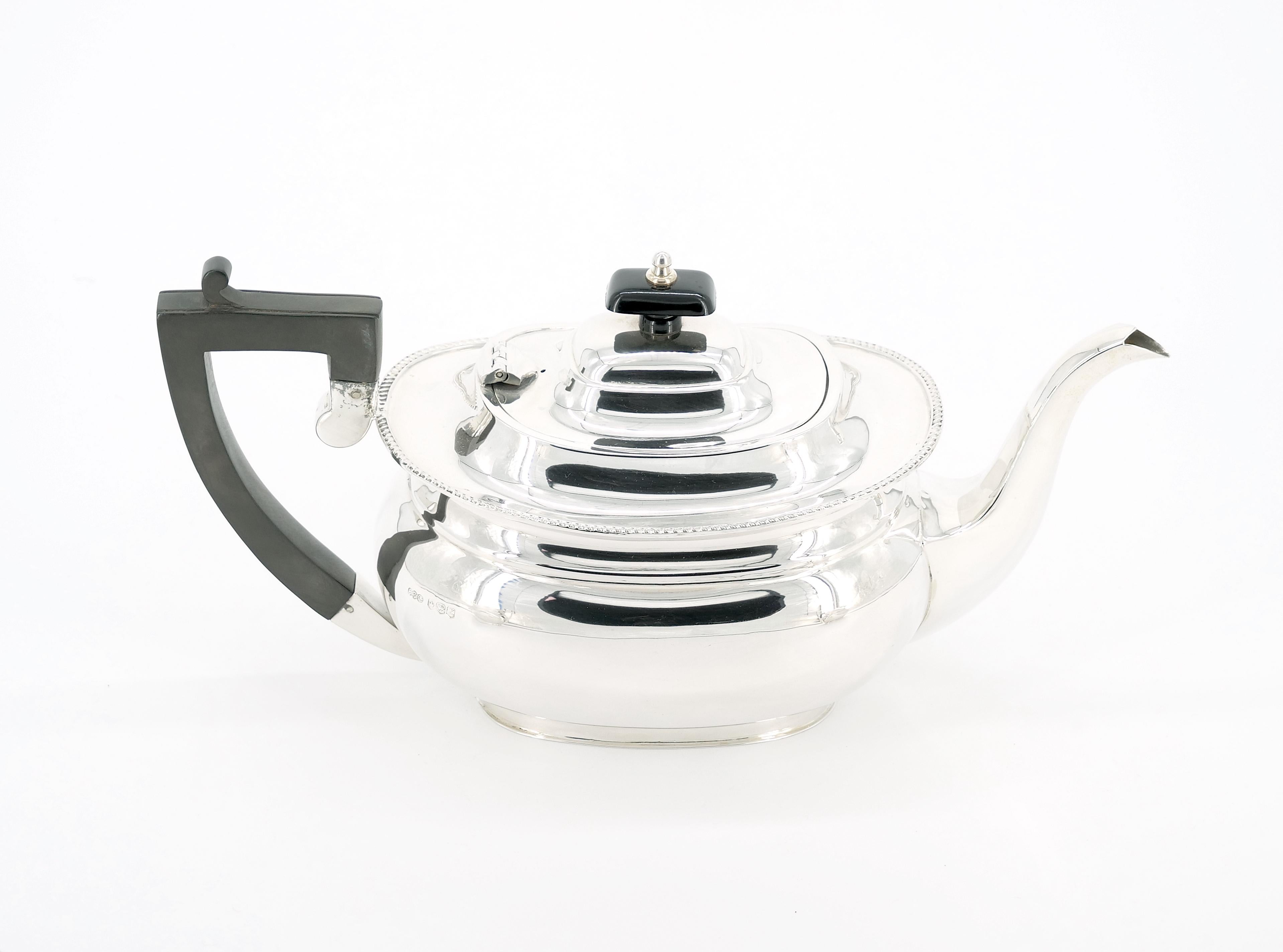 Servicio de té y café de cuatro piezas en plata de ley inglesa del siglo XX Plata esterlina en venta