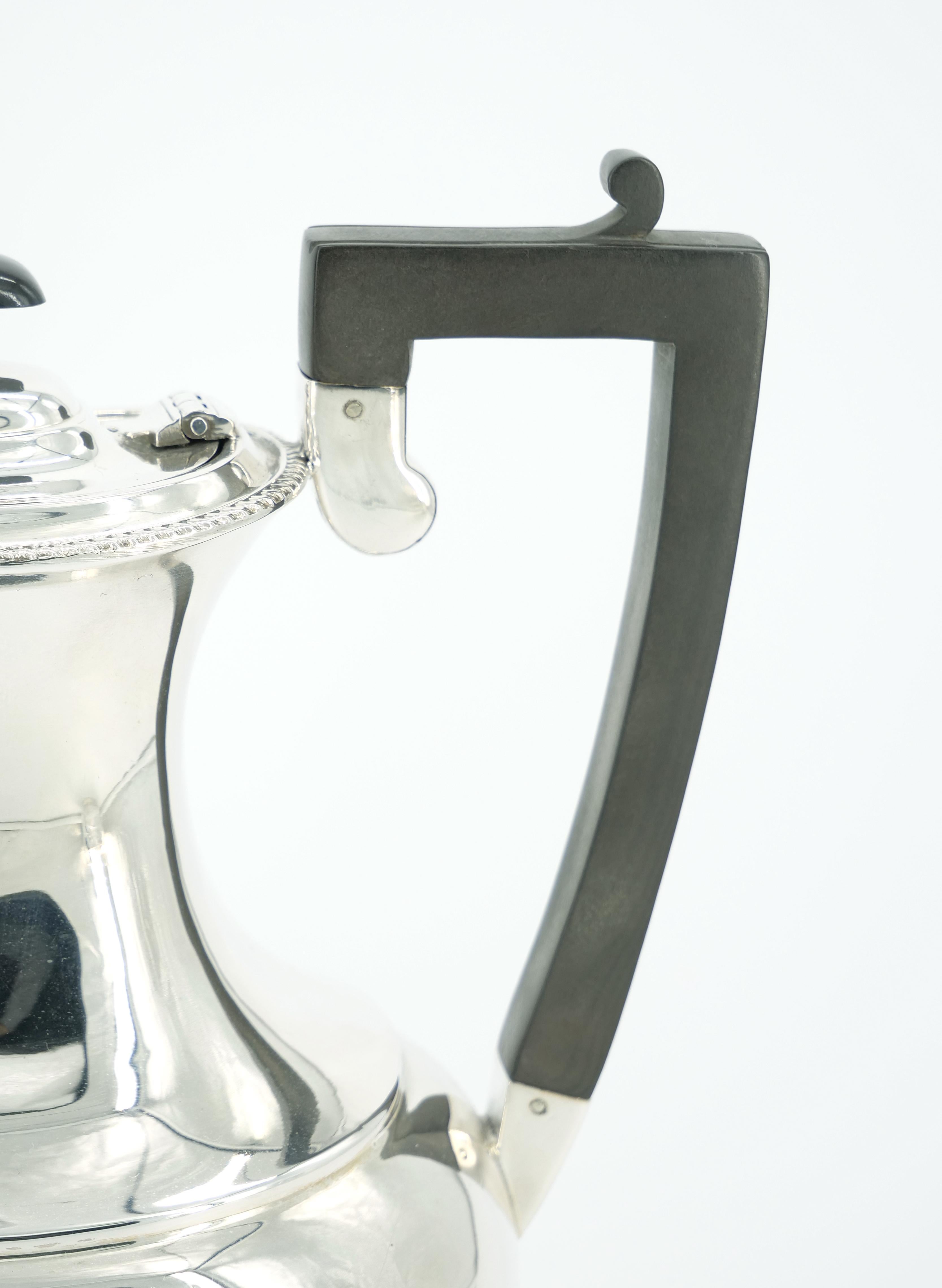 Servicio de té y café de cuatro piezas en plata de ley inglesa del siglo XX en venta 3