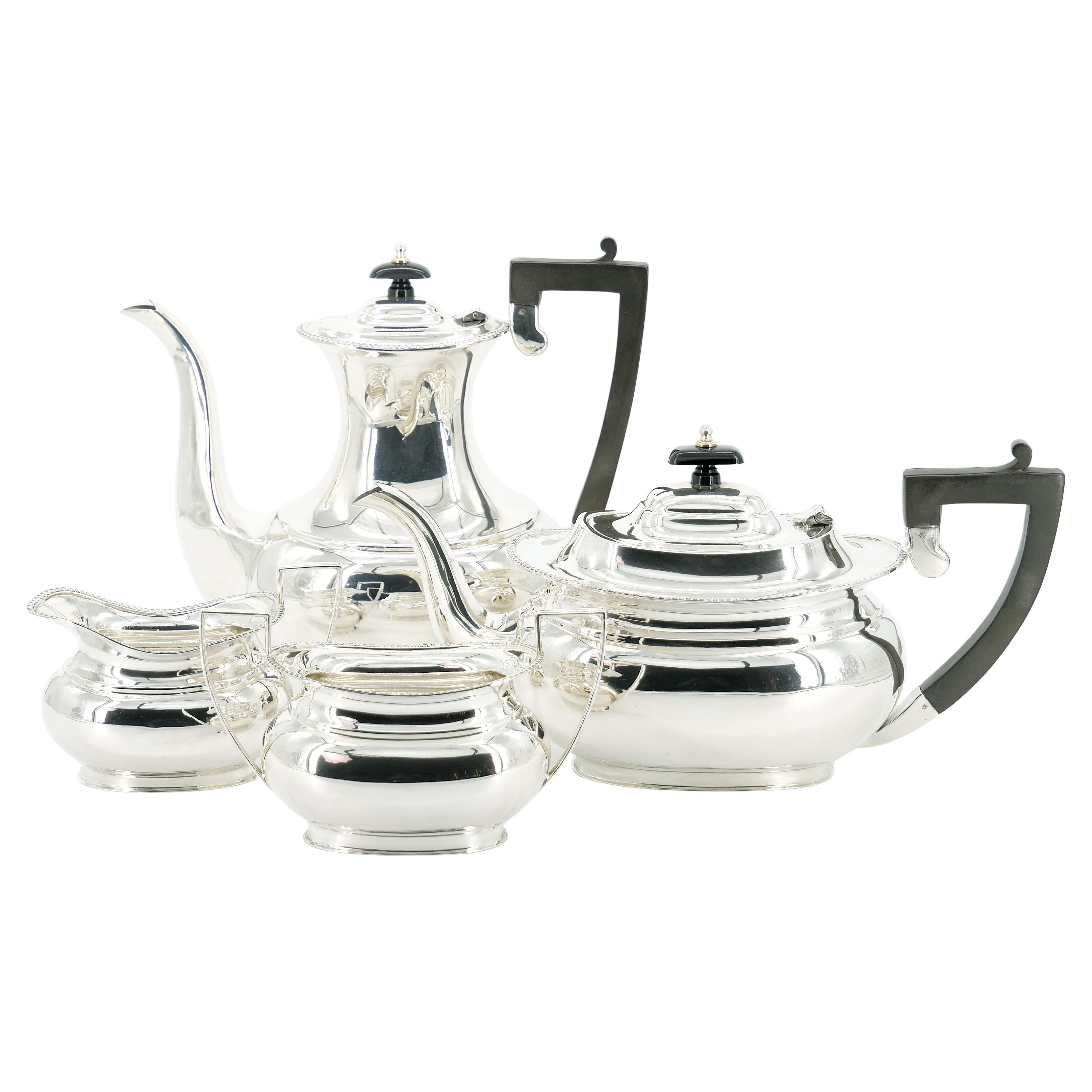 Servicio de té y café de cuatro piezas en plata de ley inglesa del siglo XX en venta