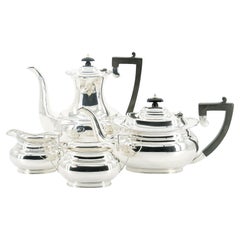 Servicio de té y café de cuatro piezas en plata de ley inglesa del siglo XX