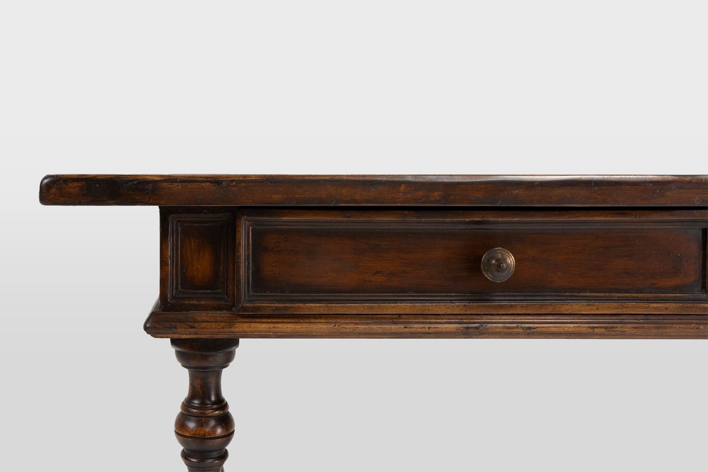 British Colonial 20th Century English style desk in oak, United Kingdom ca. 1950