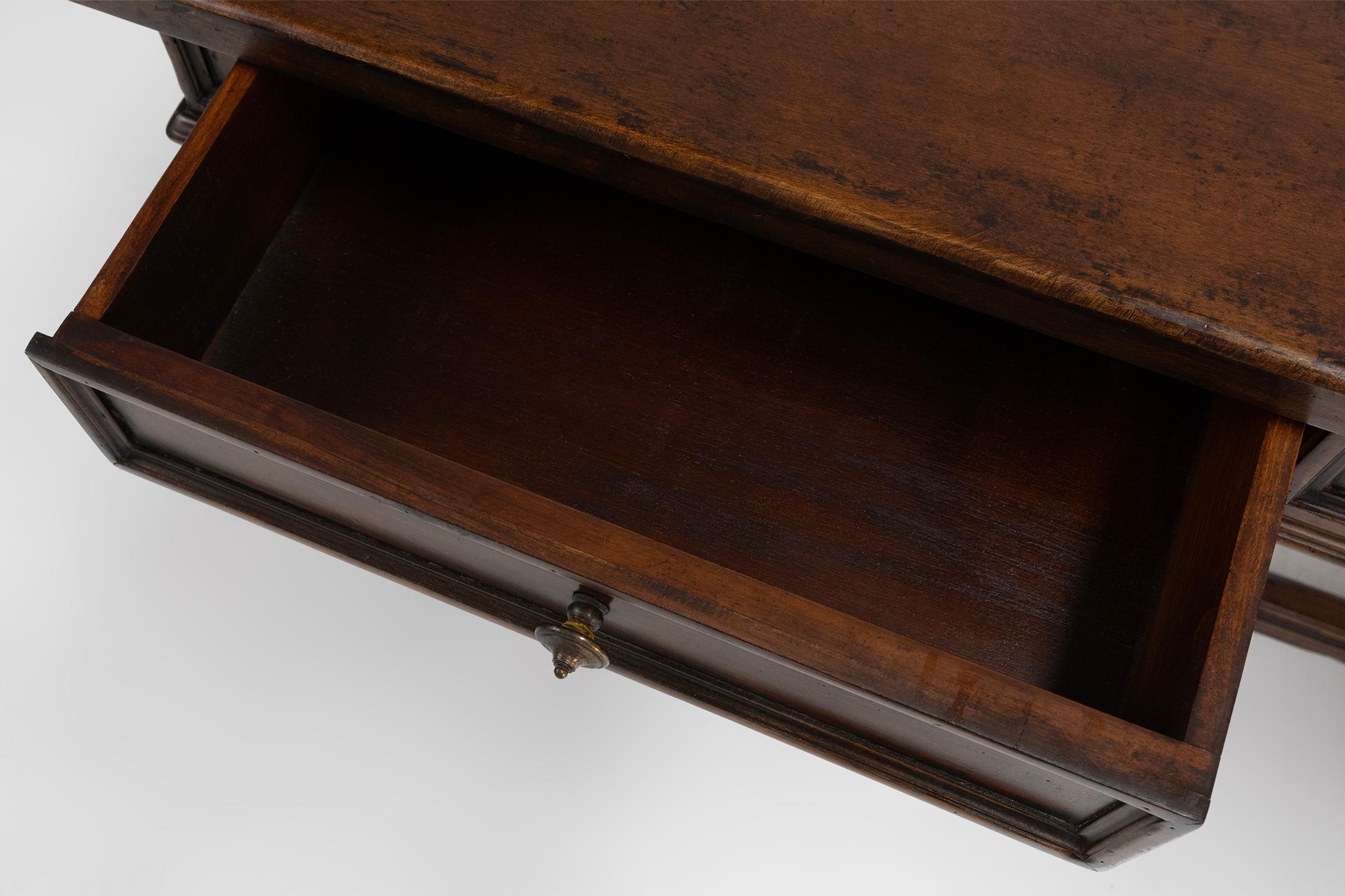 Mid-20th Century 20th Century English style desk in oak, United Kingdom ca. 1950