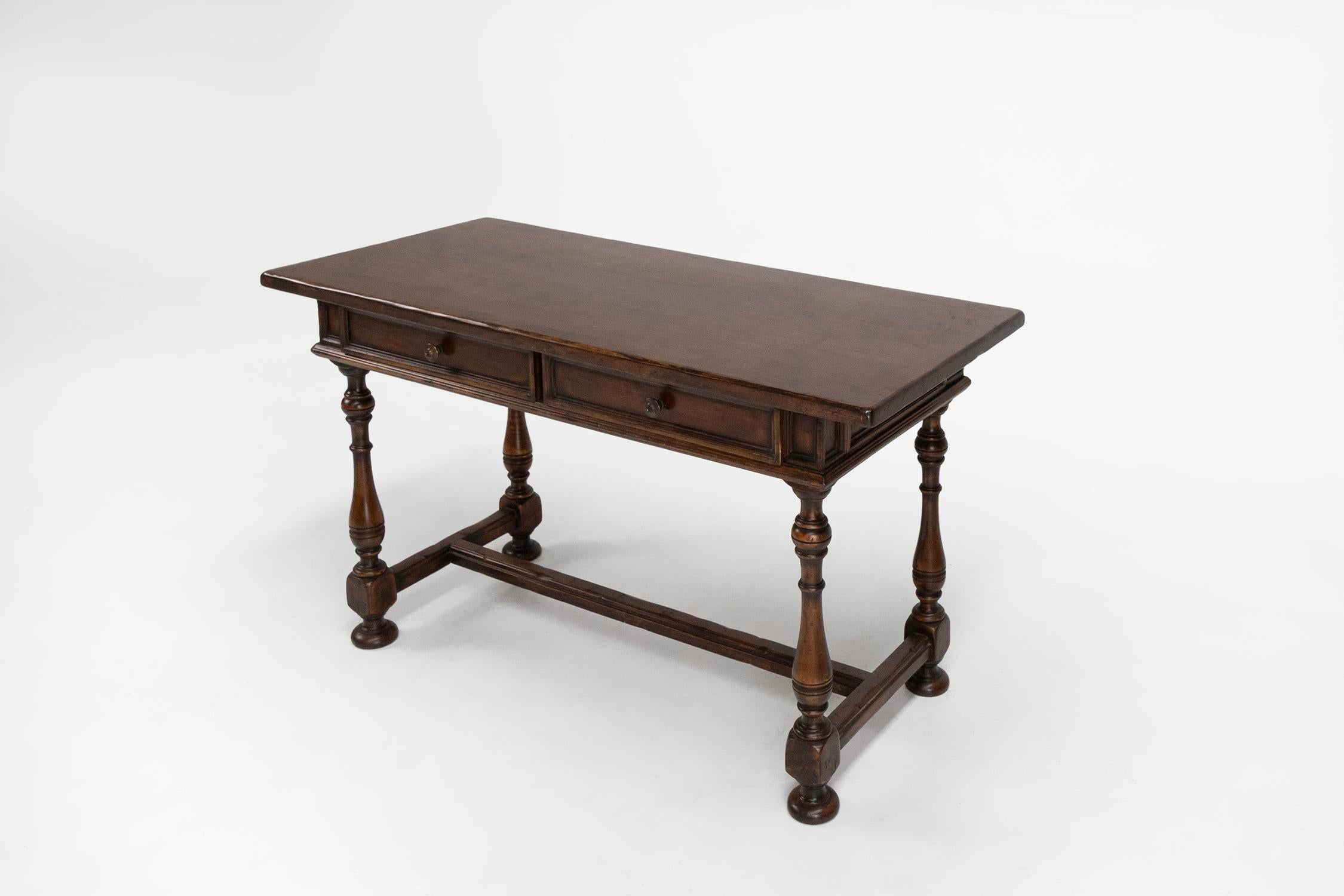 Oak 20th Century English style desk in oak, United Kingdom ca. 1950