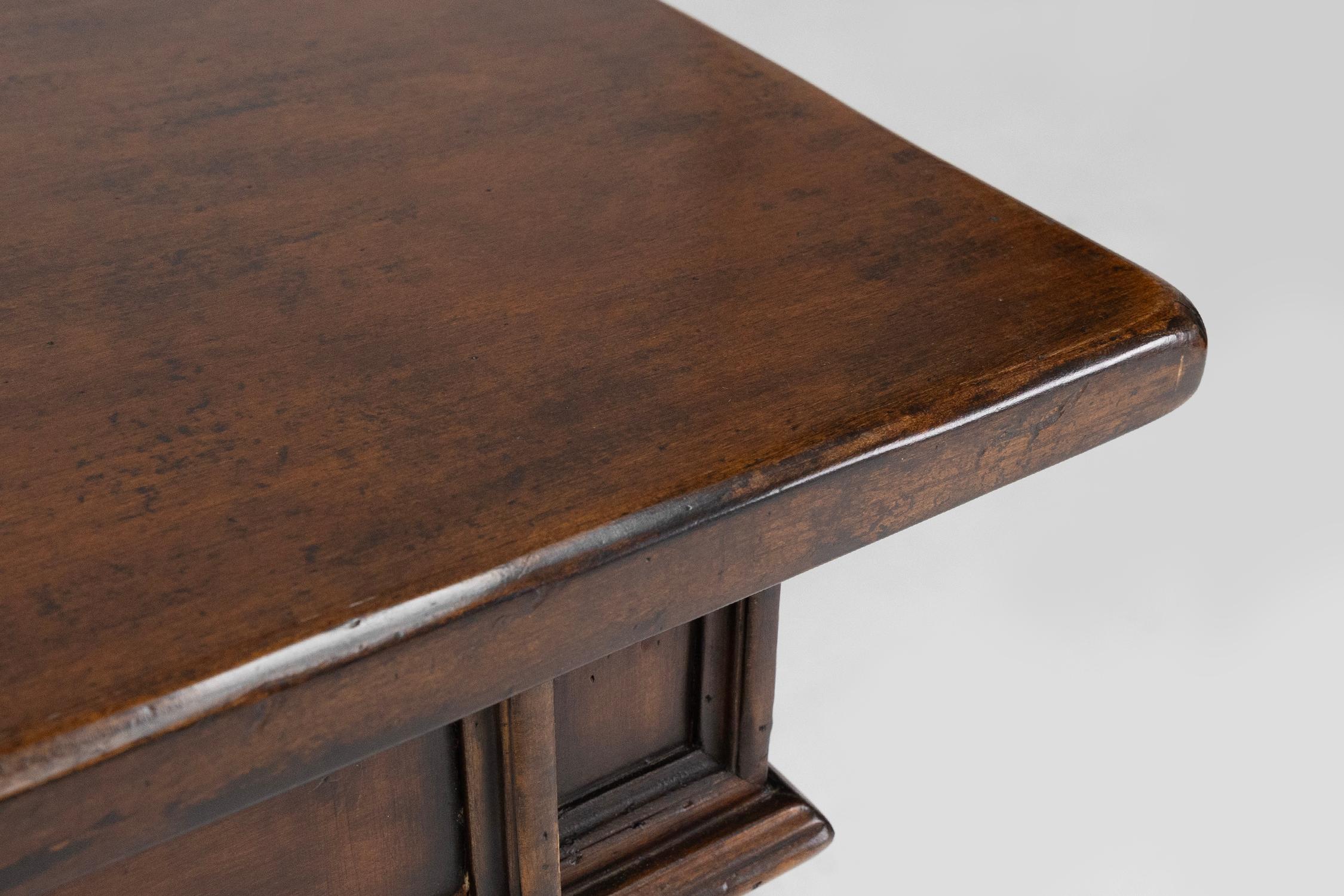 20th Century English style desk in oak, United Kingdom ca. 1950 2