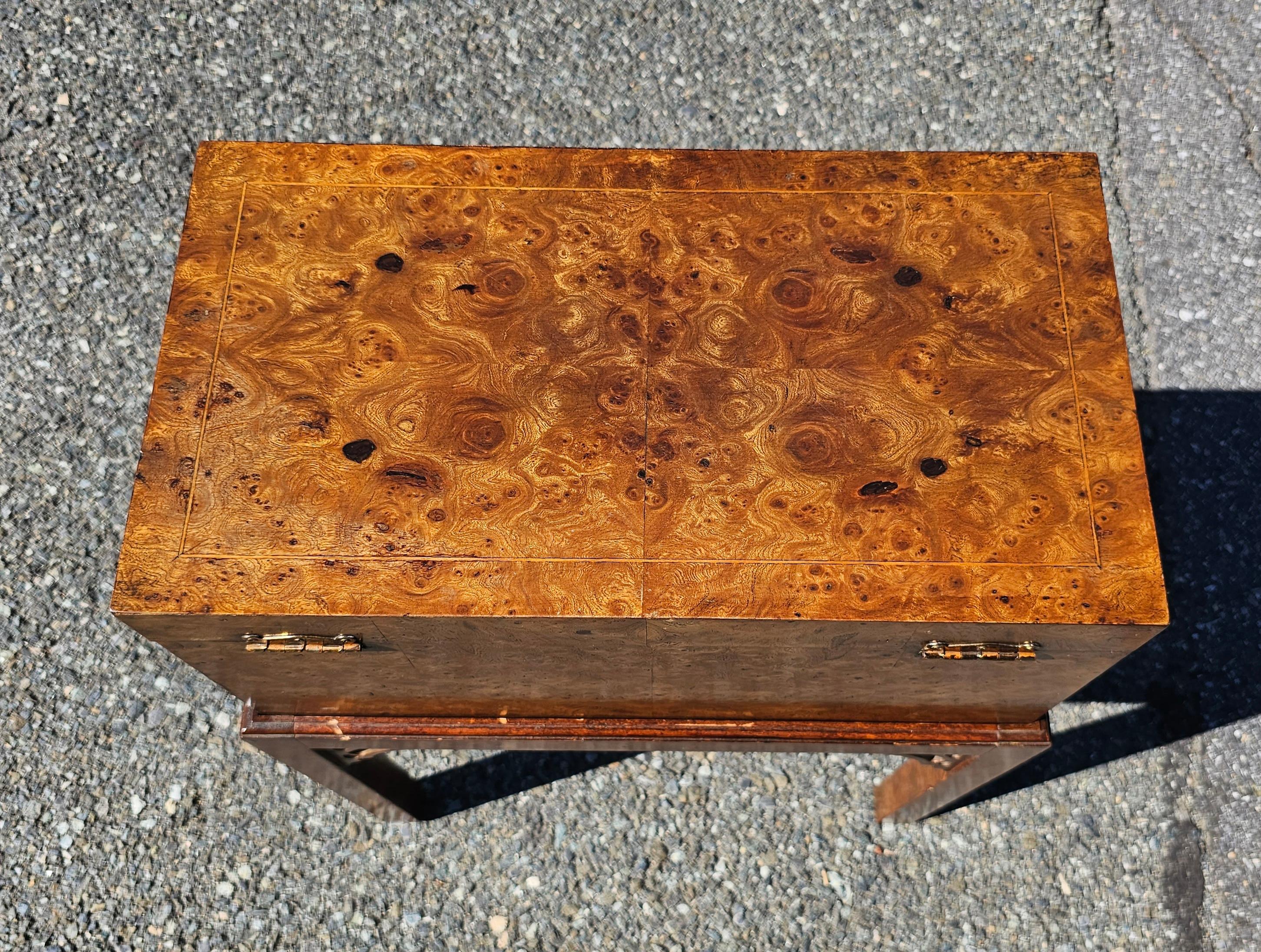 Coffre en bois d'if sur pied, de style anglais, du 20e siècle. Intérieur doublé de feutre ainsi que la sous-boîte. Les dimensions totales sont de 19