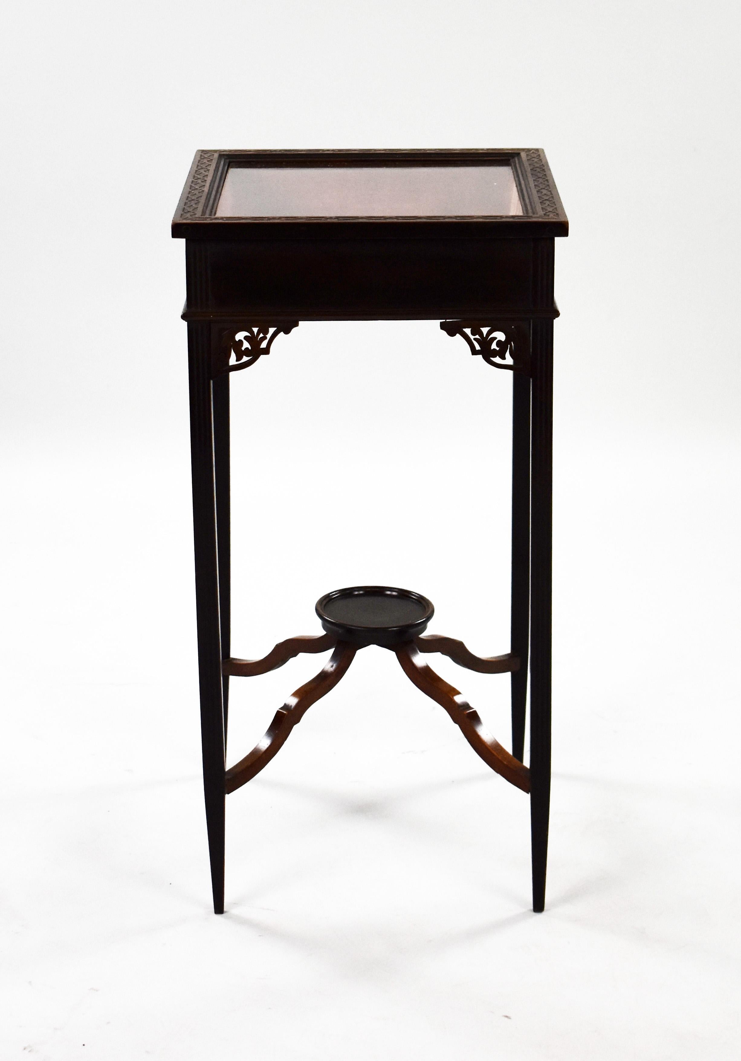 20th Century English Victorian Mahogany Blind Fretwork Bijouterie Table In Good Condition For Sale In Chelmsford, Essex