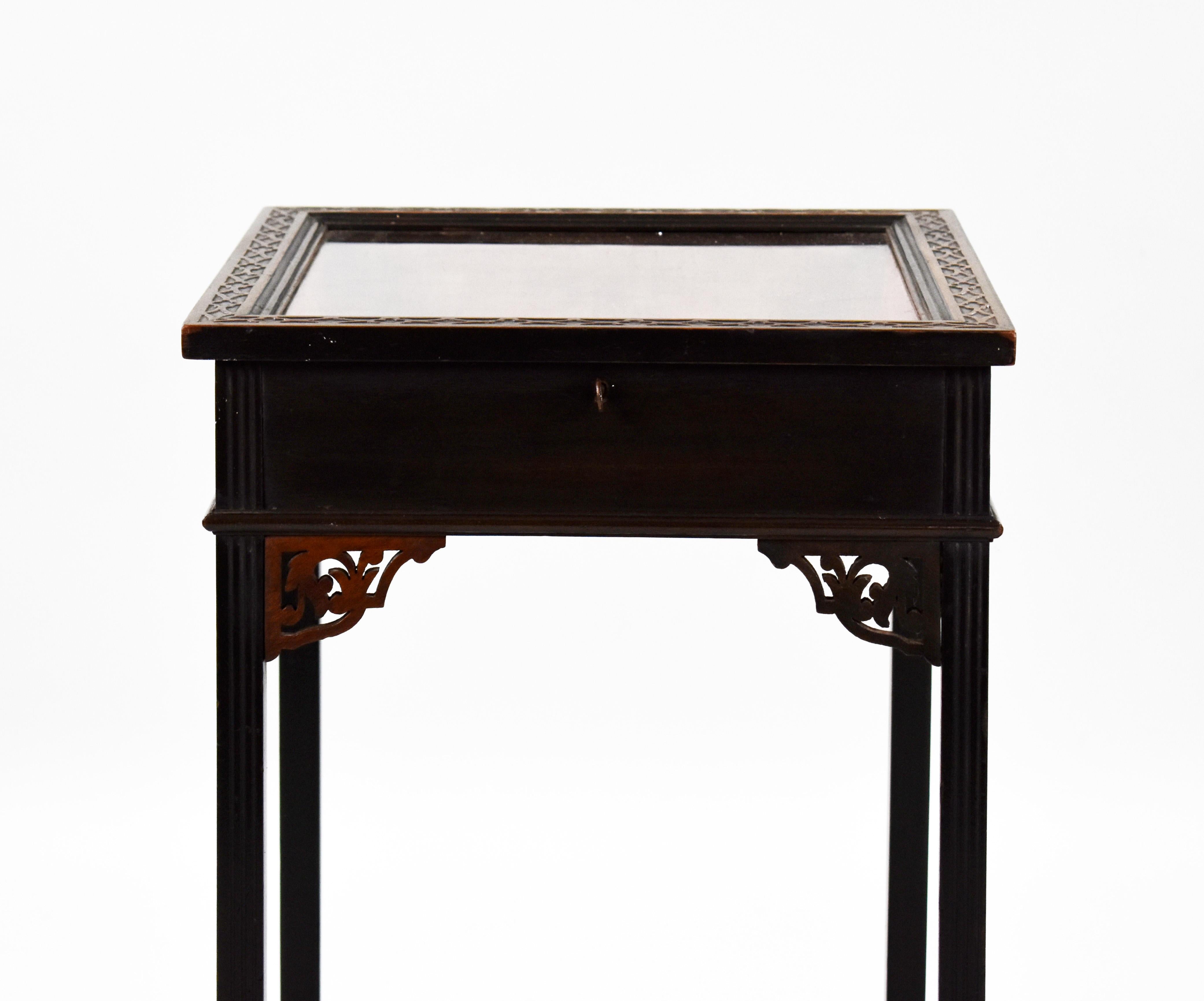 20th Century English Victorian Mahogany Blind Fretwork Bijouterie Table For Sale 3