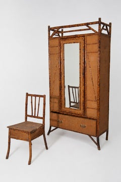 Armoire en bambou et rotin de style victorien anglais du XXe siècle, avec chaise