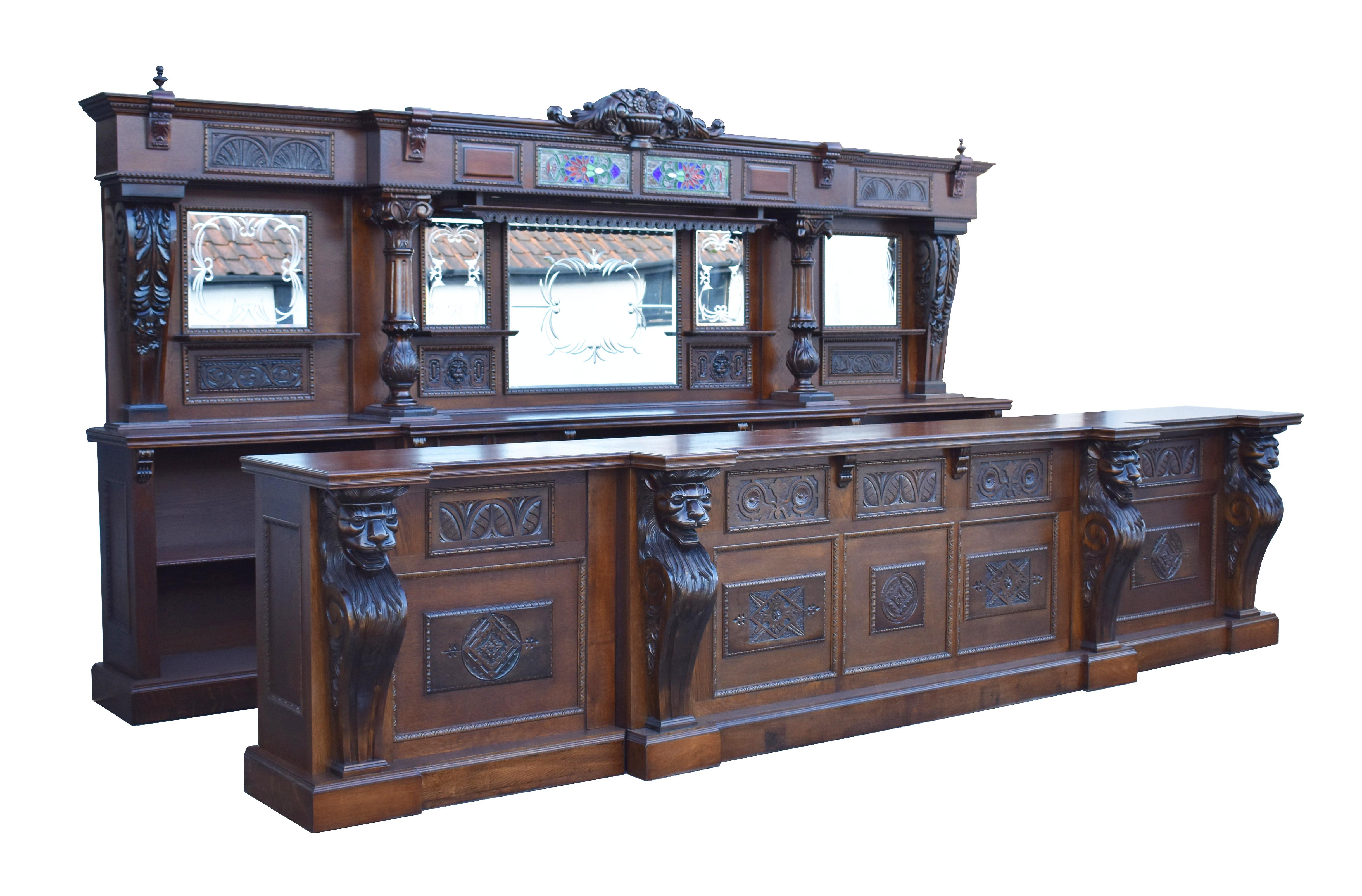 Il s'agit d'un bar en chêne sculpté de bonne qualité, de style victorien, avec un fronton sculpté au-dessus d'un dos orné, avec des miroirs gravés à la main et des colonnes sculptées, la base étant équipée d'étagères. Le comptoir avant est décoré de