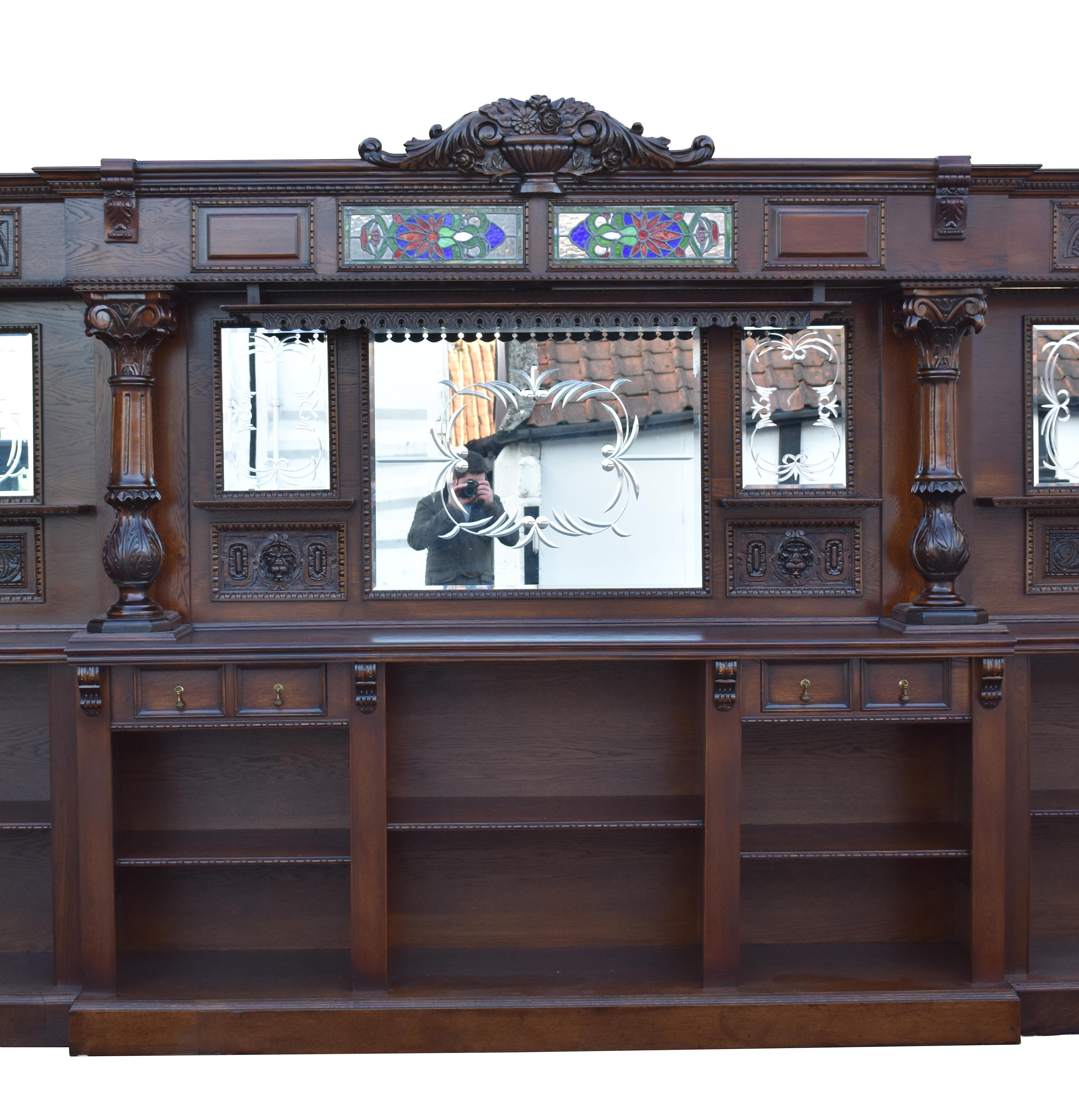 Verre 20ème siècle Anglais style victorien sculpté Oak Oak avant et arrière bar