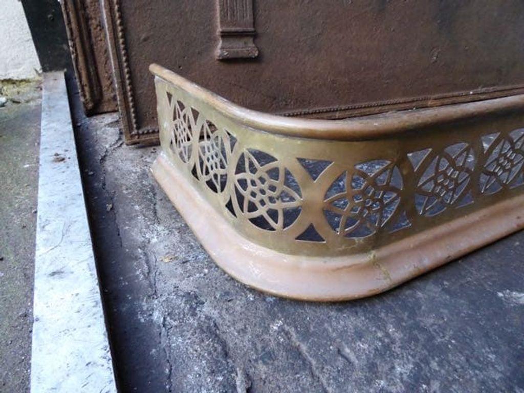 Parafuoco del Regno Unito in stile vittoriano del XX secolo realizzato in ottone. Le condizioni sono buone.