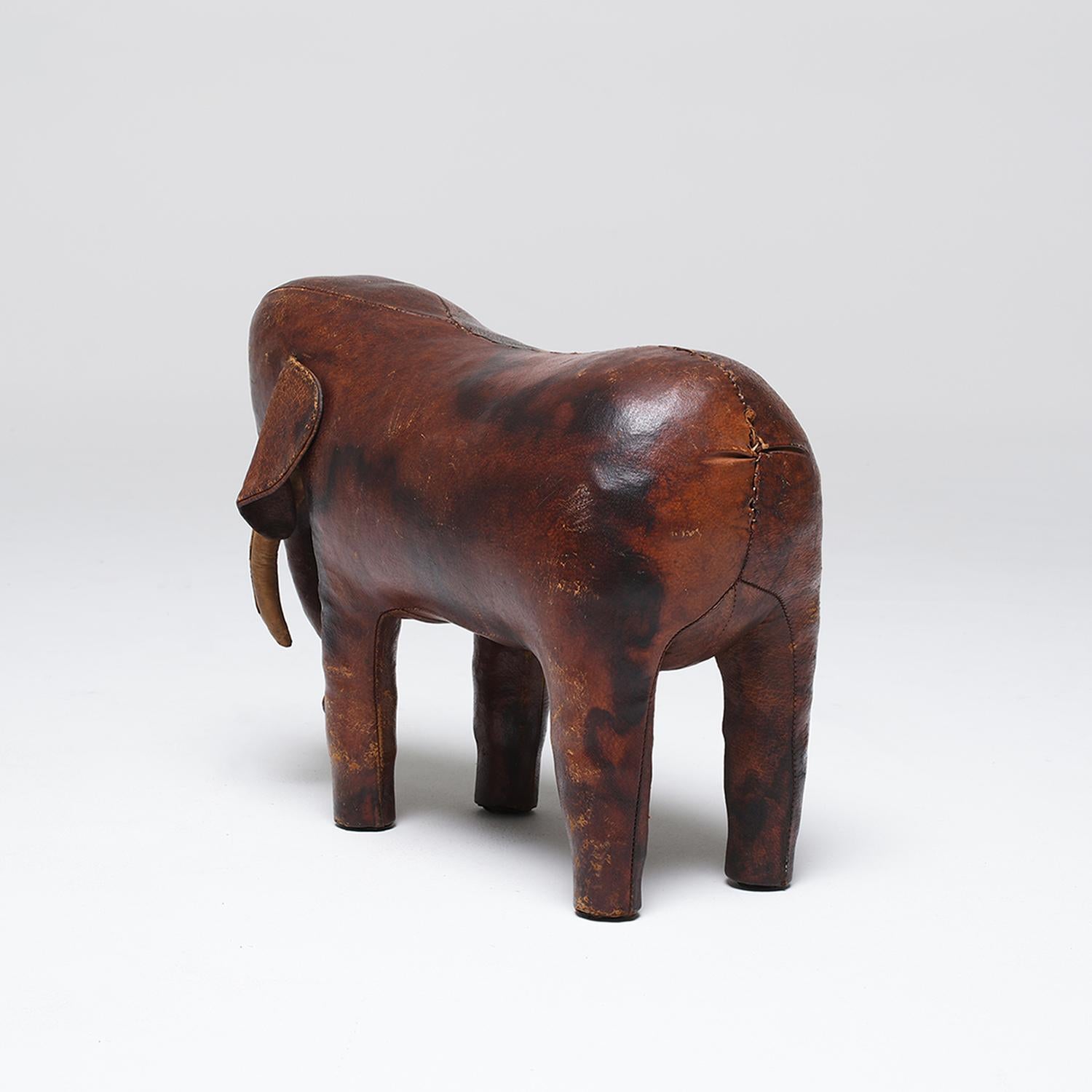 Pelle Poggiapiedi Elefante vintage inglese del XX secolo di Dimitri Omersa in vendita