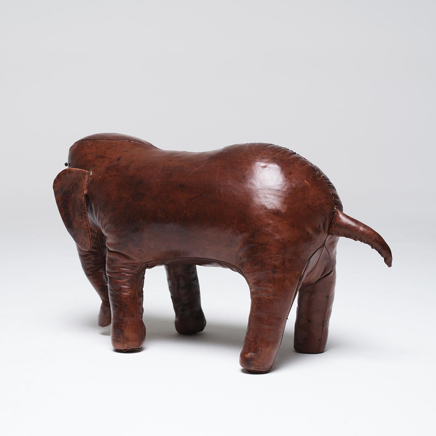 Inglese Pouf elefante vintage inglese del XX secolo in pelle di Dimitri Omersa in vendita