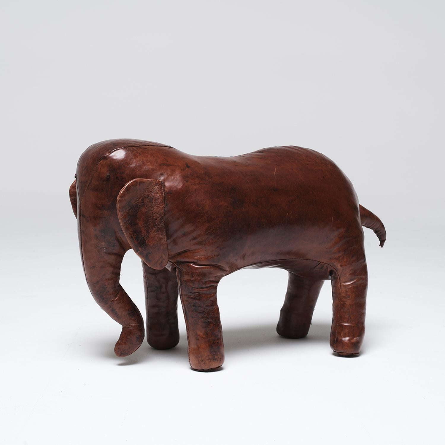 Pouf elefante vintage inglese del XX secolo in pelle di Dimitri Omersa In condizioni buone in vendita a West Palm Beach, FL