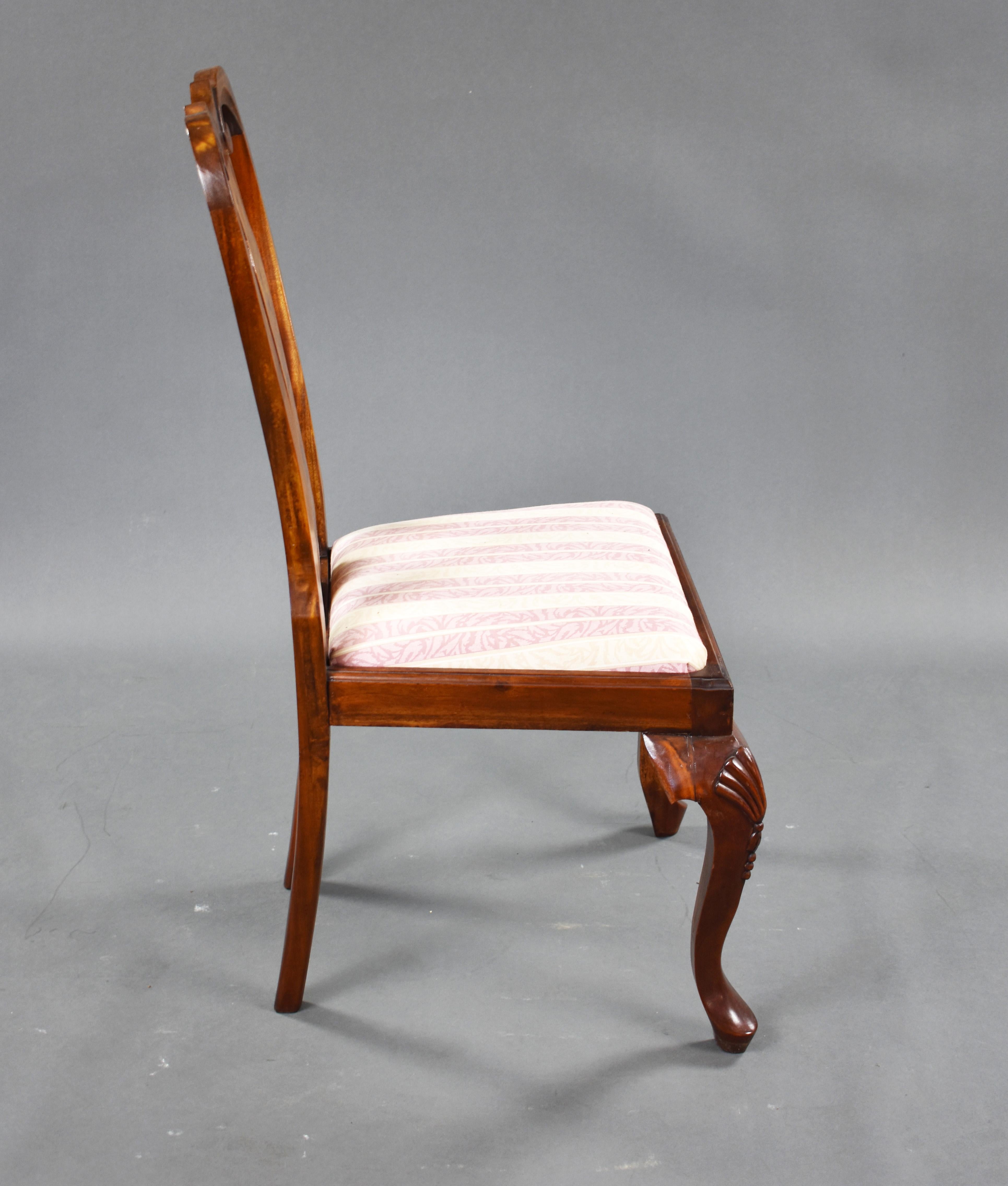 Runder englischer Esstisch aus Nussbaum mit Intarsien aus dem 20. Jahrhundert und 8 Stühlen im Angebot 6
