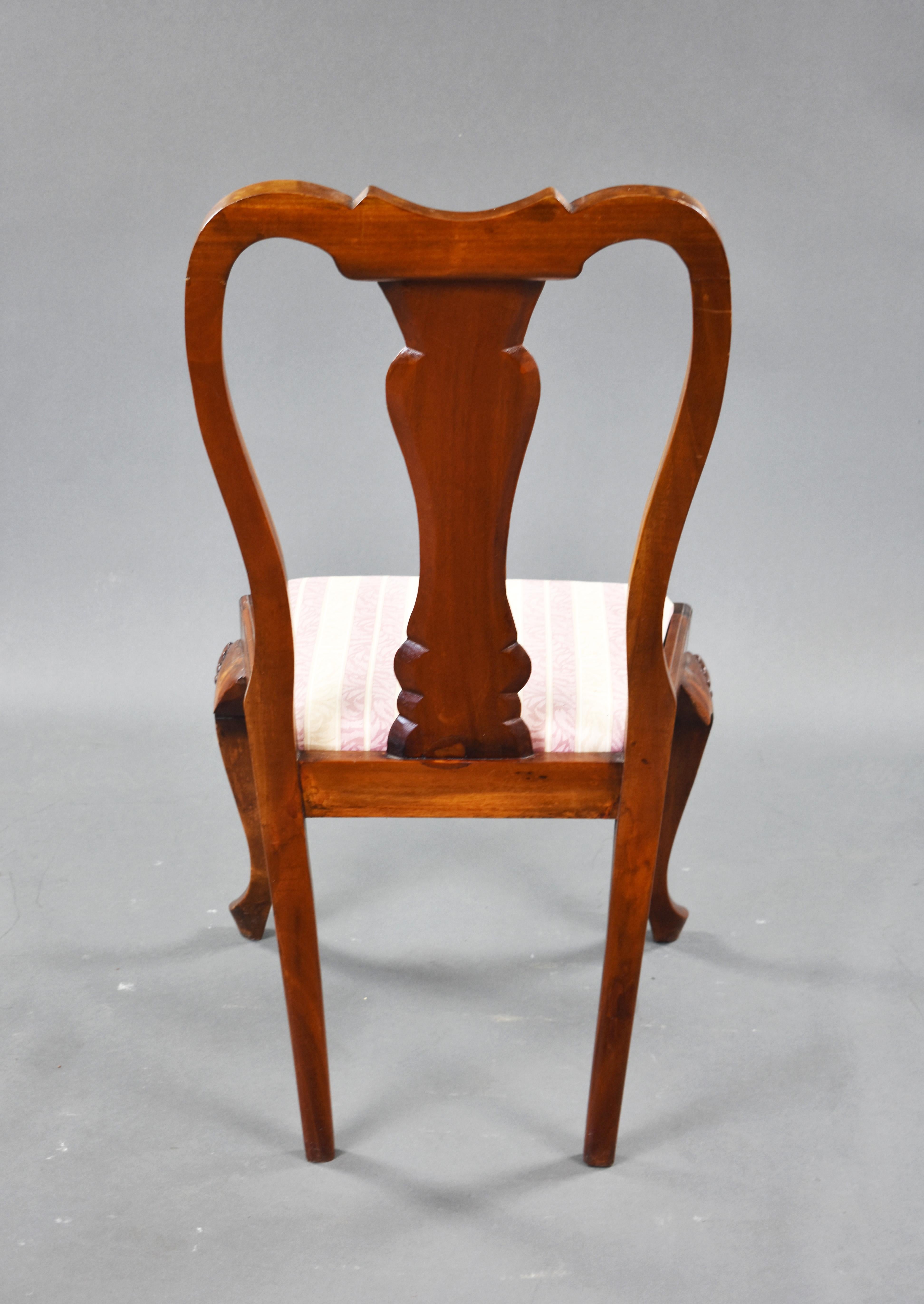 Runder englischer Esstisch aus Nussbaum mit Intarsien aus dem 20. Jahrhundert und 8 Stühlen im Angebot 7