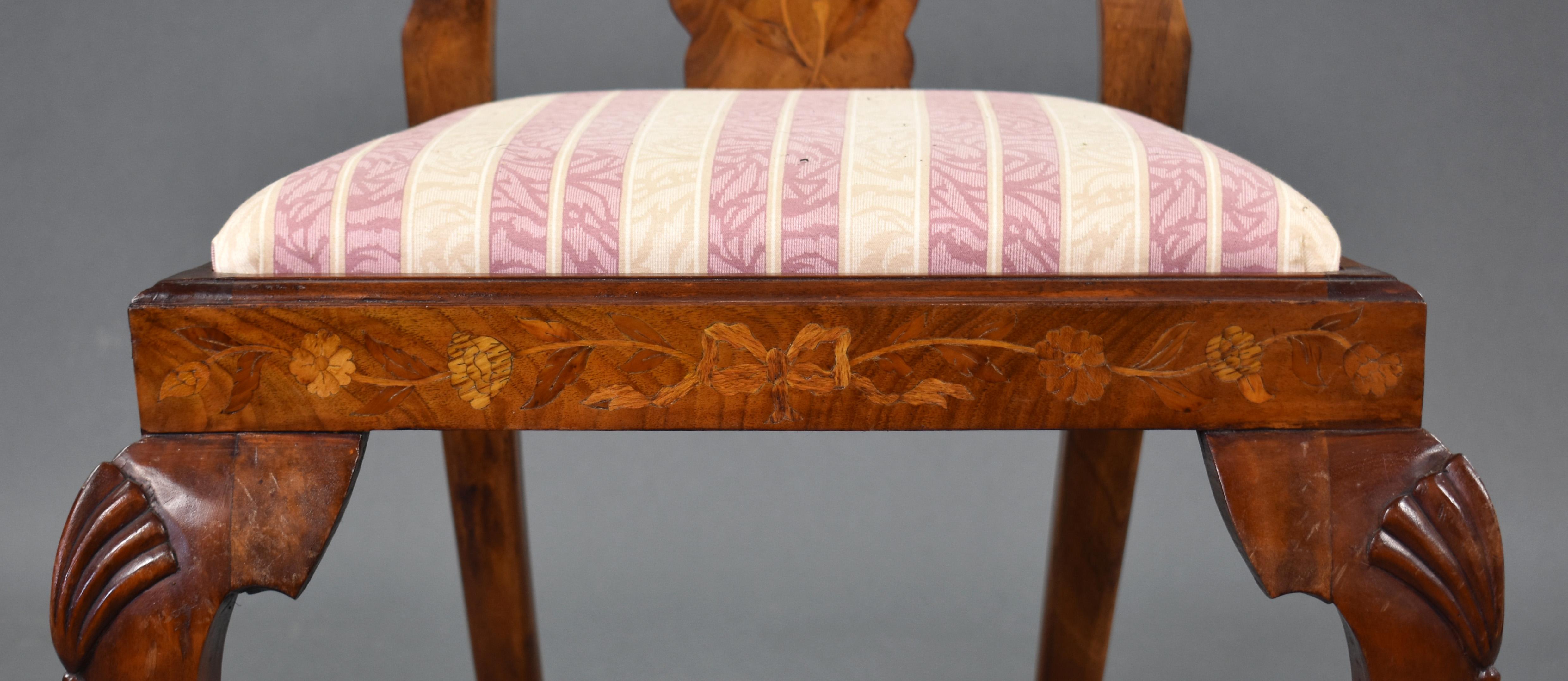 Runder englischer Esstisch aus Nussbaum mit Intarsien aus dem 20. Jahrhundert und 8 Stühlen im Angebot 12