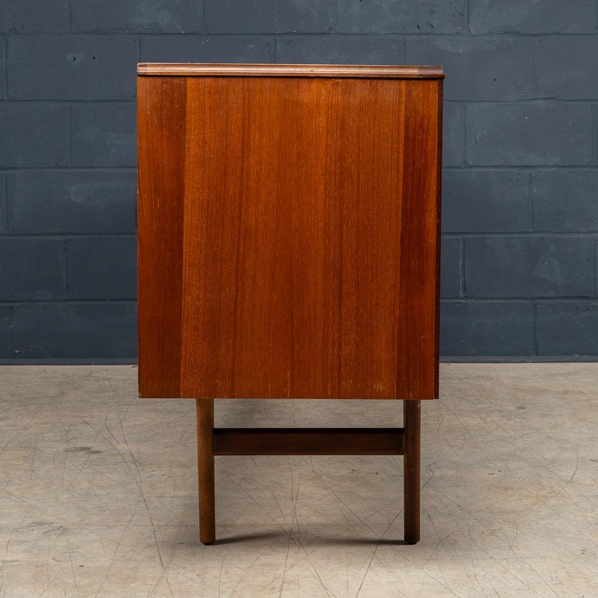 20th Century English Walnut Sideboard By Elliots Of Newbury c.1960 In Good Condition In Royal Tunbridge Wells, Kent