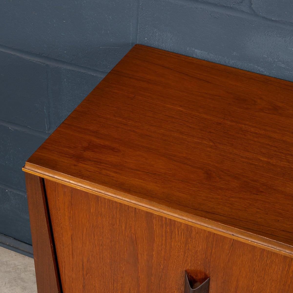 20th Century English Walnut Sideboard By Elliots Of Newbury c.1960 2