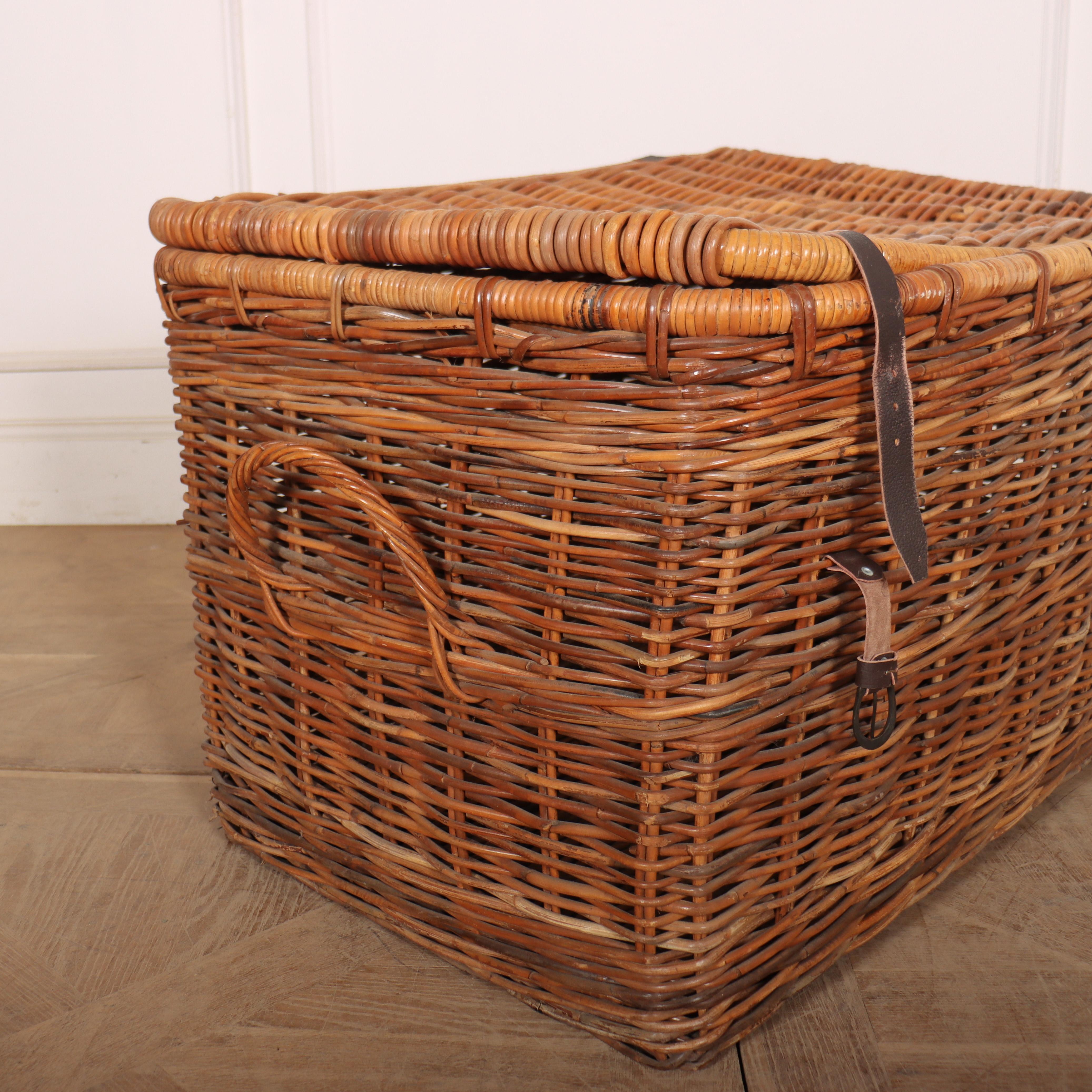 Early 20th century English wicker hamper / linen basket in a good condition. 1920.

Code: 8558

Dimensions:
W: 36