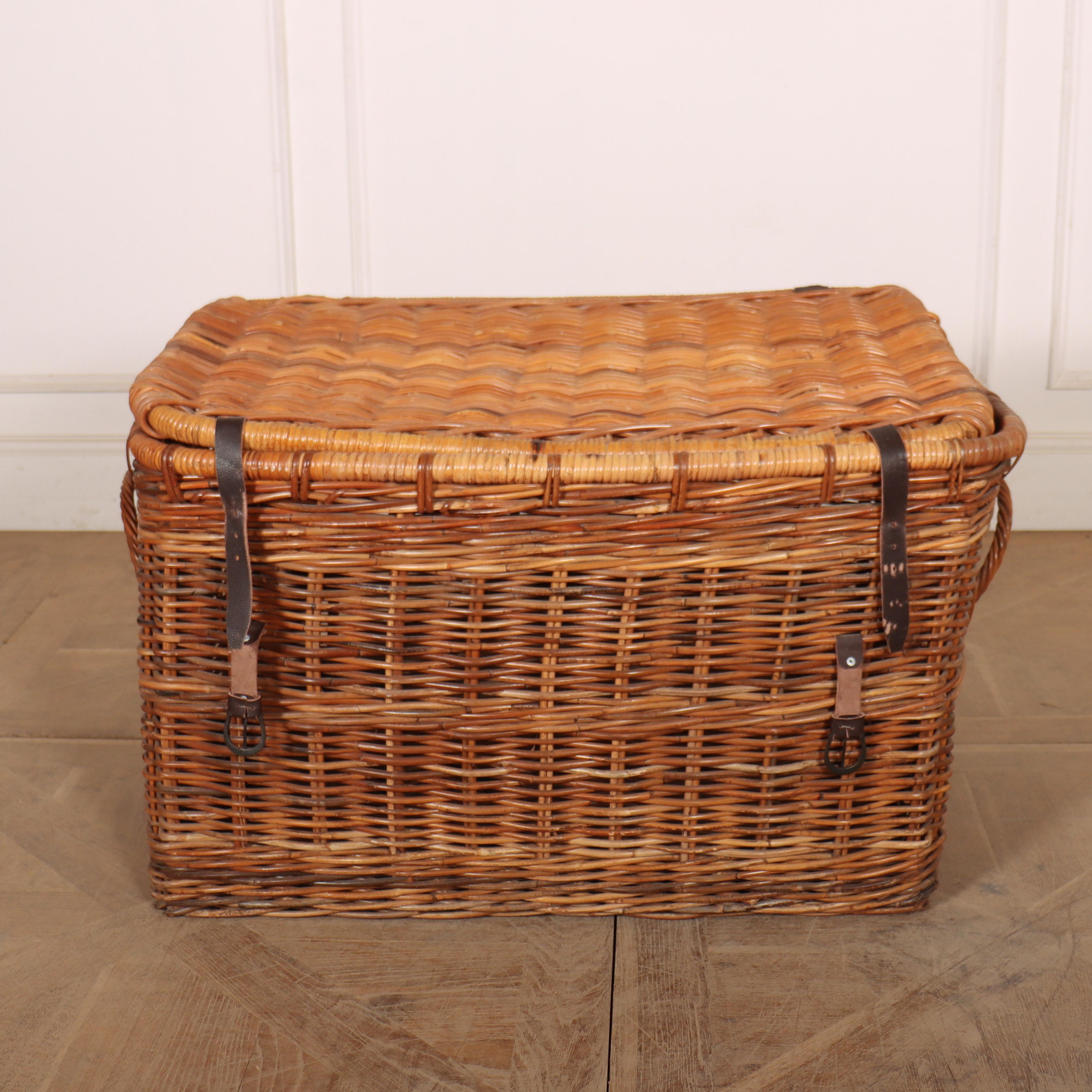 20th Century English Wicker Hamper In Good Condition In Leamington Spa, Warwickshire