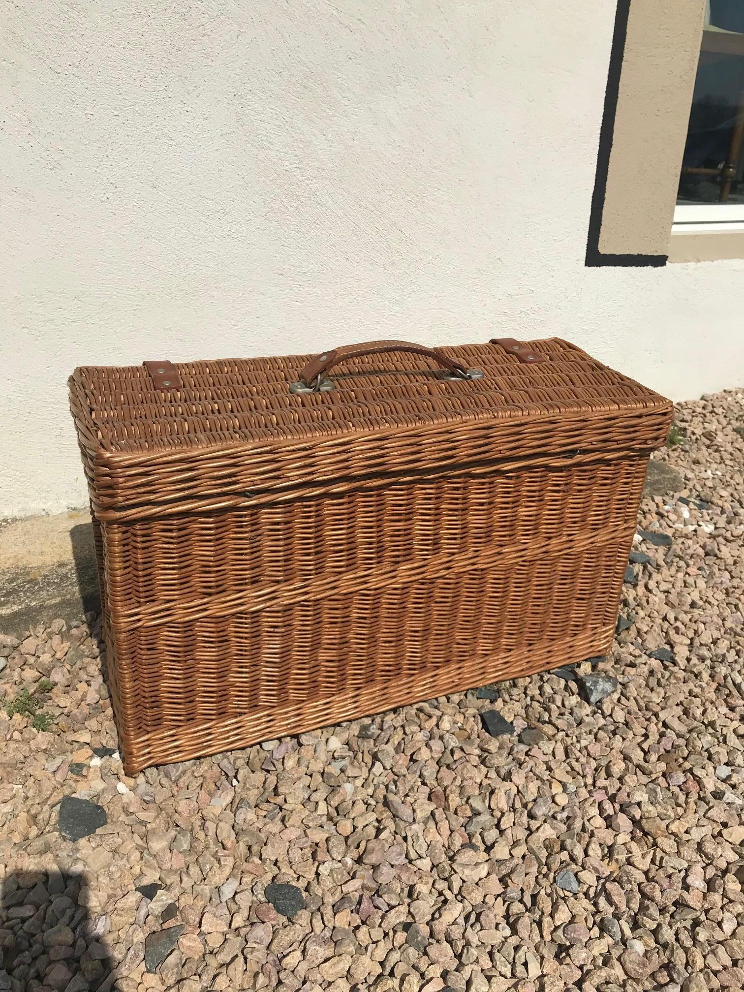 20th Century English Wicker Picnic Basket, 1950s In Good Condition In LEGNY, FR