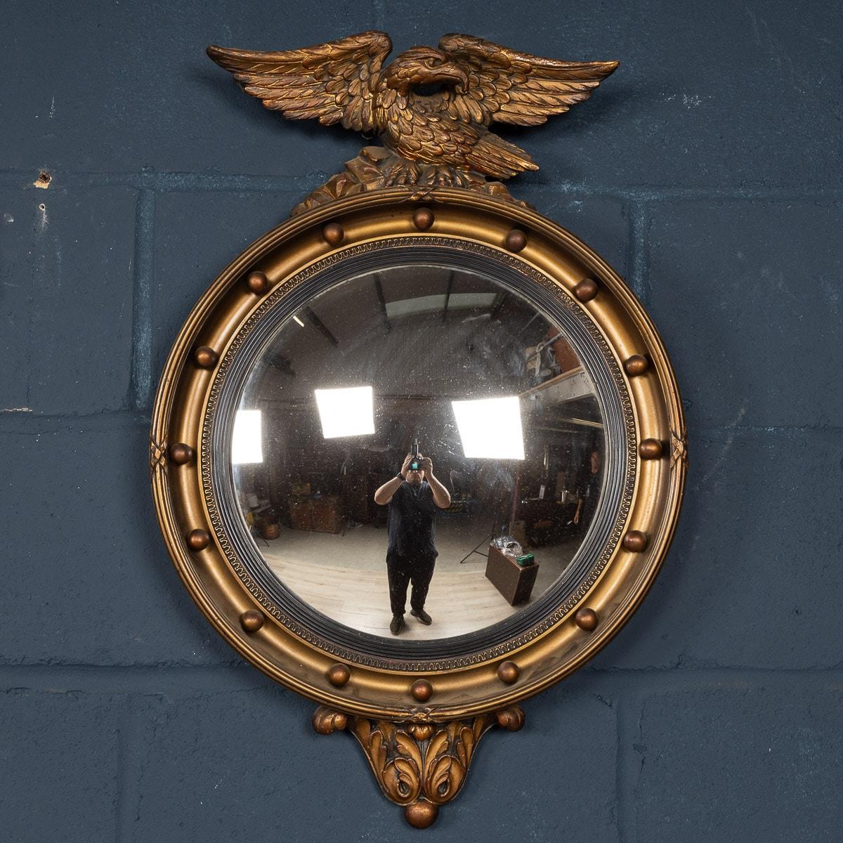Britannique Miroir convexe encadré de bois et de plâtre anglais du 20e siècle en vente