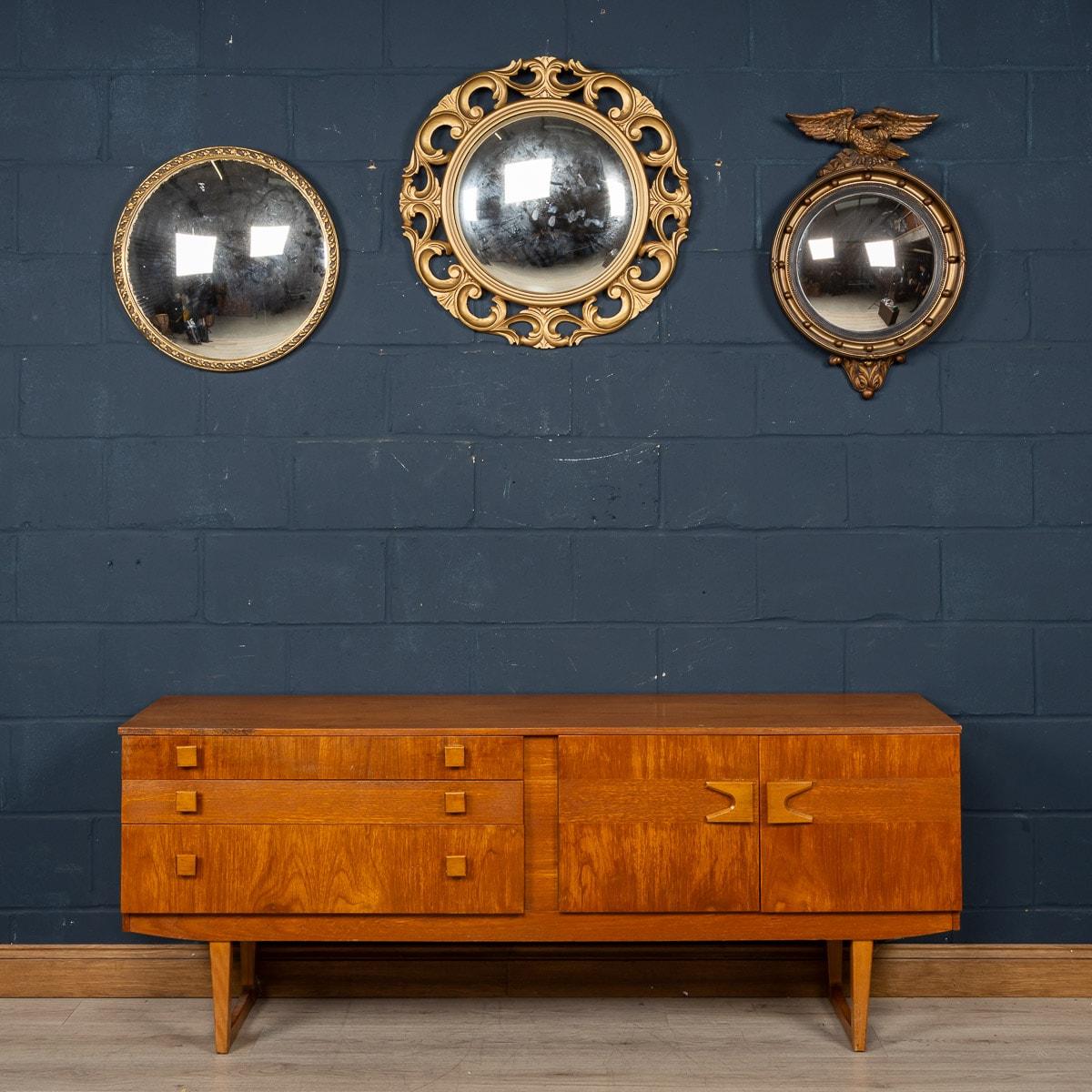 Miroir convexe encadré de bois et de plâtre anglais du 20e siècle Bon état - En vente à Royal Tunbridge Wells, Kent