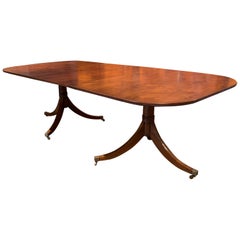 Table de salle à manger anglaise du 20ème siècle à double piédestal en bois d'if avec une feuille