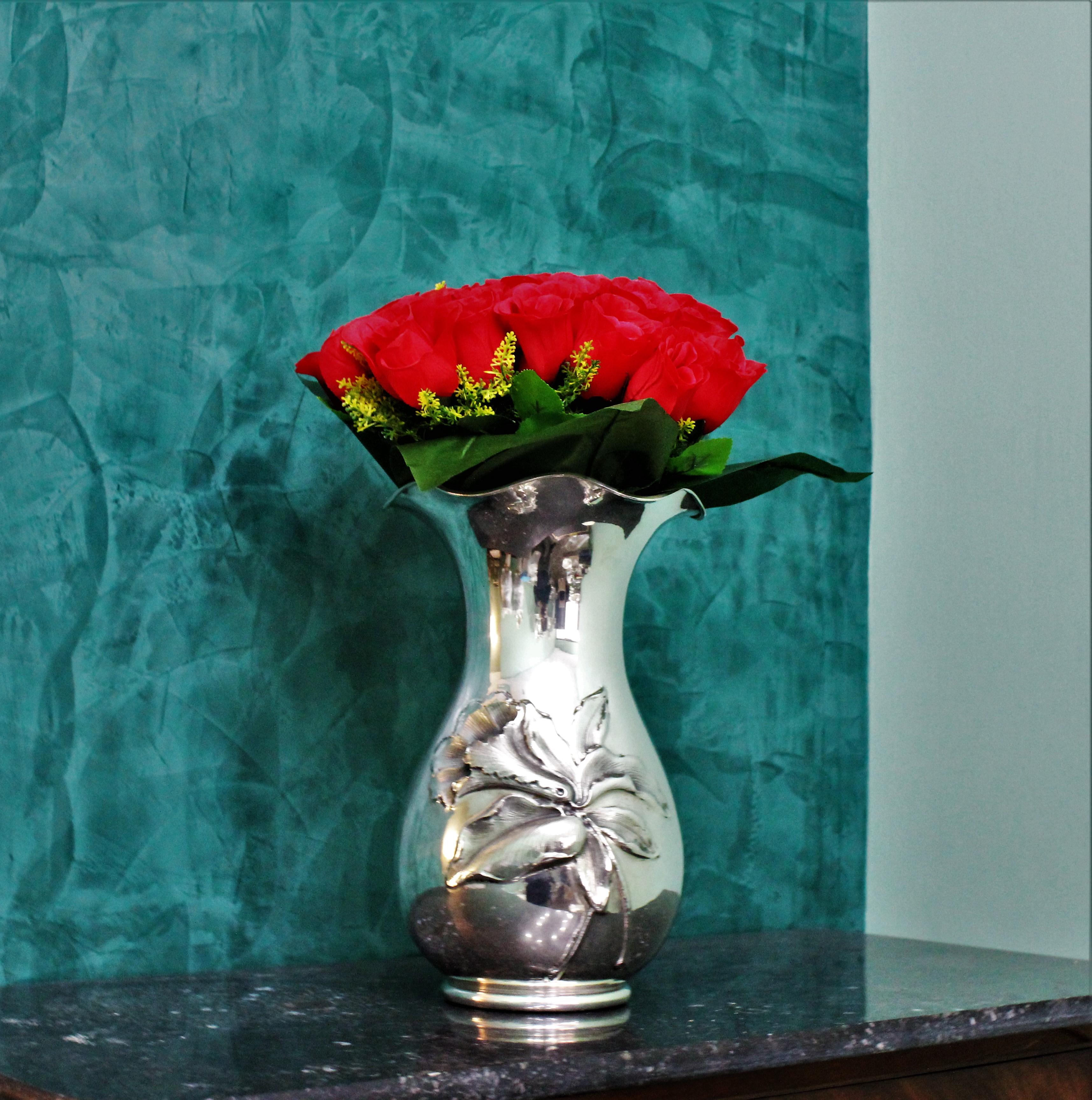 Elegant silver 800/1000 flower vase, engraved by hand with flowers motives.
Realized, circa 1950s.
Italy.
Weight 1.320 gr.
Measures: Height 30 cm
Diameter 18 cm.
 