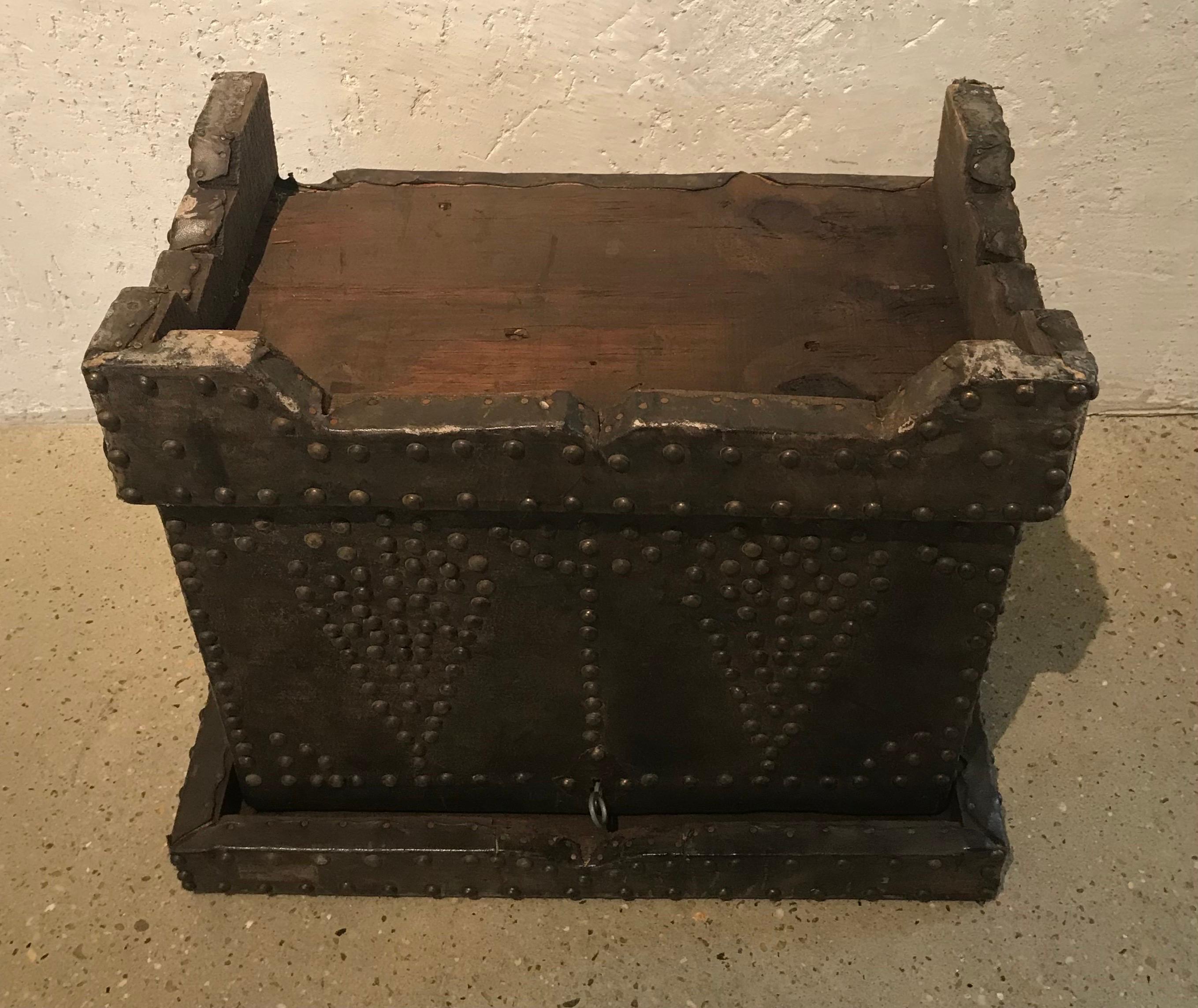 Baúl/Mesa auxiliar de metal con tachuelas de cuero/madera del siglo XX en venta 3