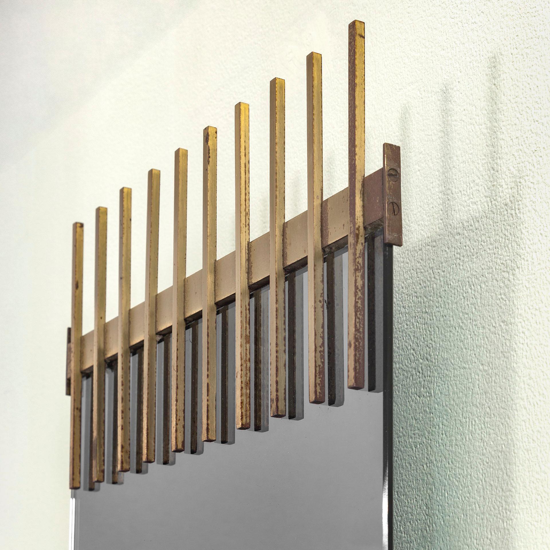 siglo XX, Espejo de pared de latón Ettore Sottsass Italian en venta