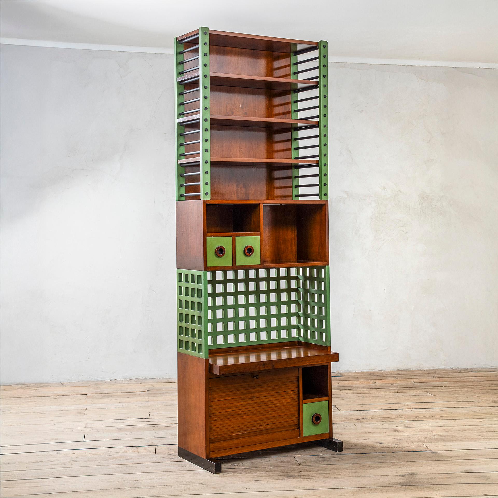 Ettore Sottsass creció en Turín y se licenció en arquitectura en el Politécnico de Turín en 1939. En 1947 fundó su propio estudio en Milán. En 1956, Sottsass se trasladó a Nueva York, donde empezó a trabajar en el estudio del diseñador George
