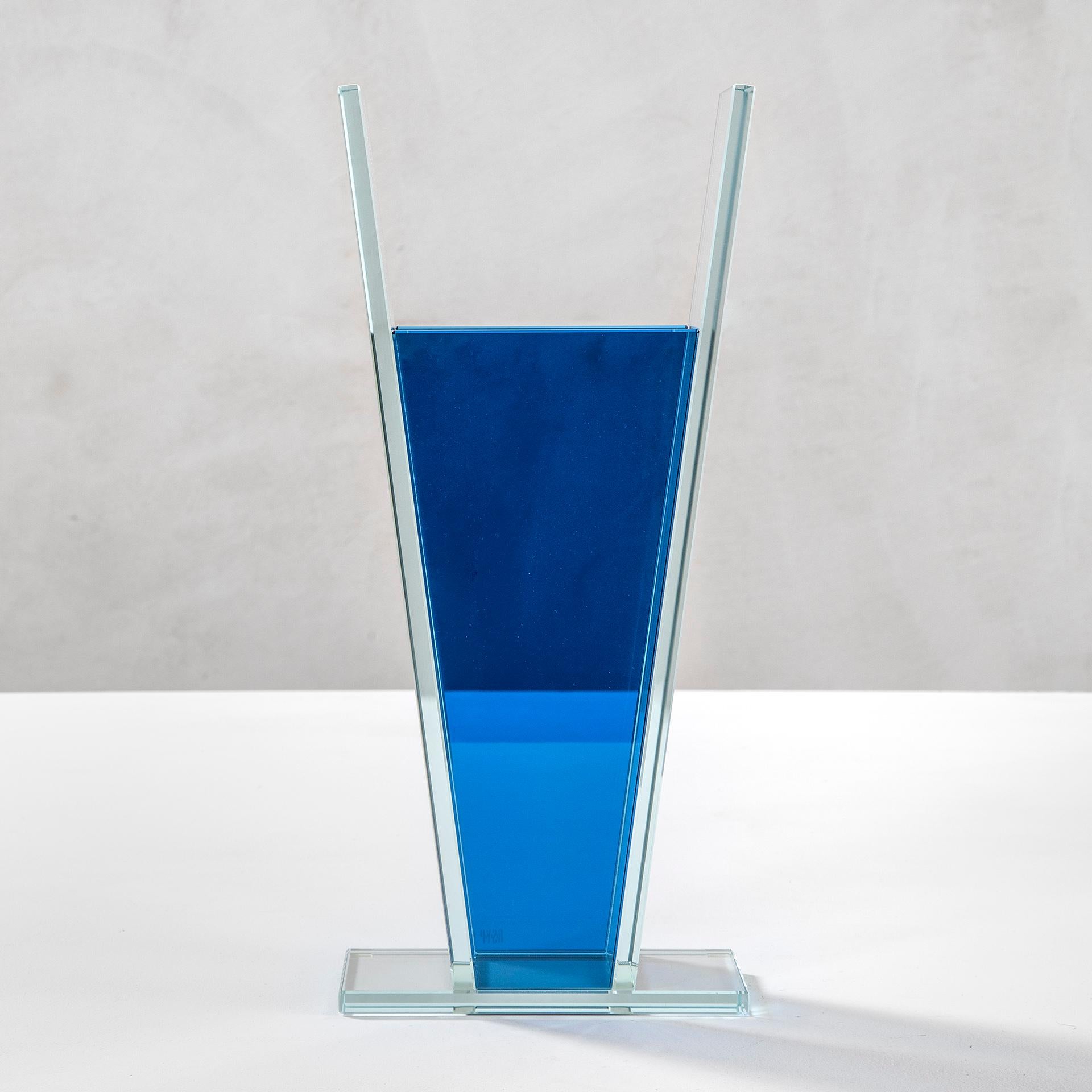 Beautiful vase or centerpiece designed in the beginning of 2000 by the great Italian designer Ettore Sottsass for RSVP. The centerpiece is entirely in colored glass, 10 mm thick.
There is the presence of the signature of the author as shown in