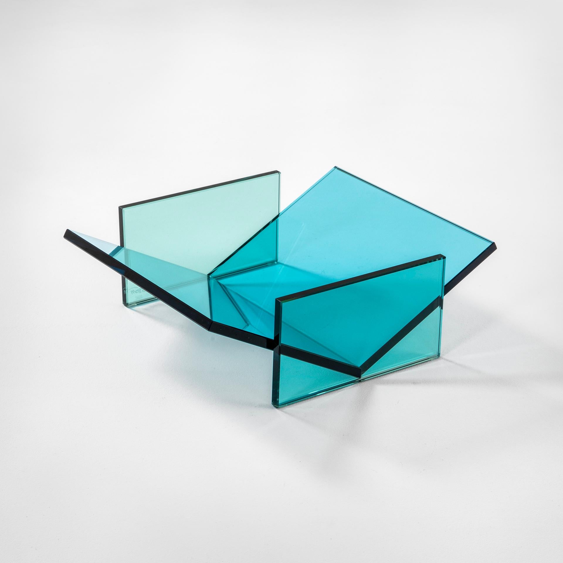 Ettore Sottsass wuchs in Turin auf und schloss 1939 sein Architekturstudium am Polytechnikum von Turin ab. Im Jahr 1947 gründete er sein eigenes Studio in Mailand. Im Jahr 1956 zog Sottsass nach New York, wo er im Studio des Designers George Nelson