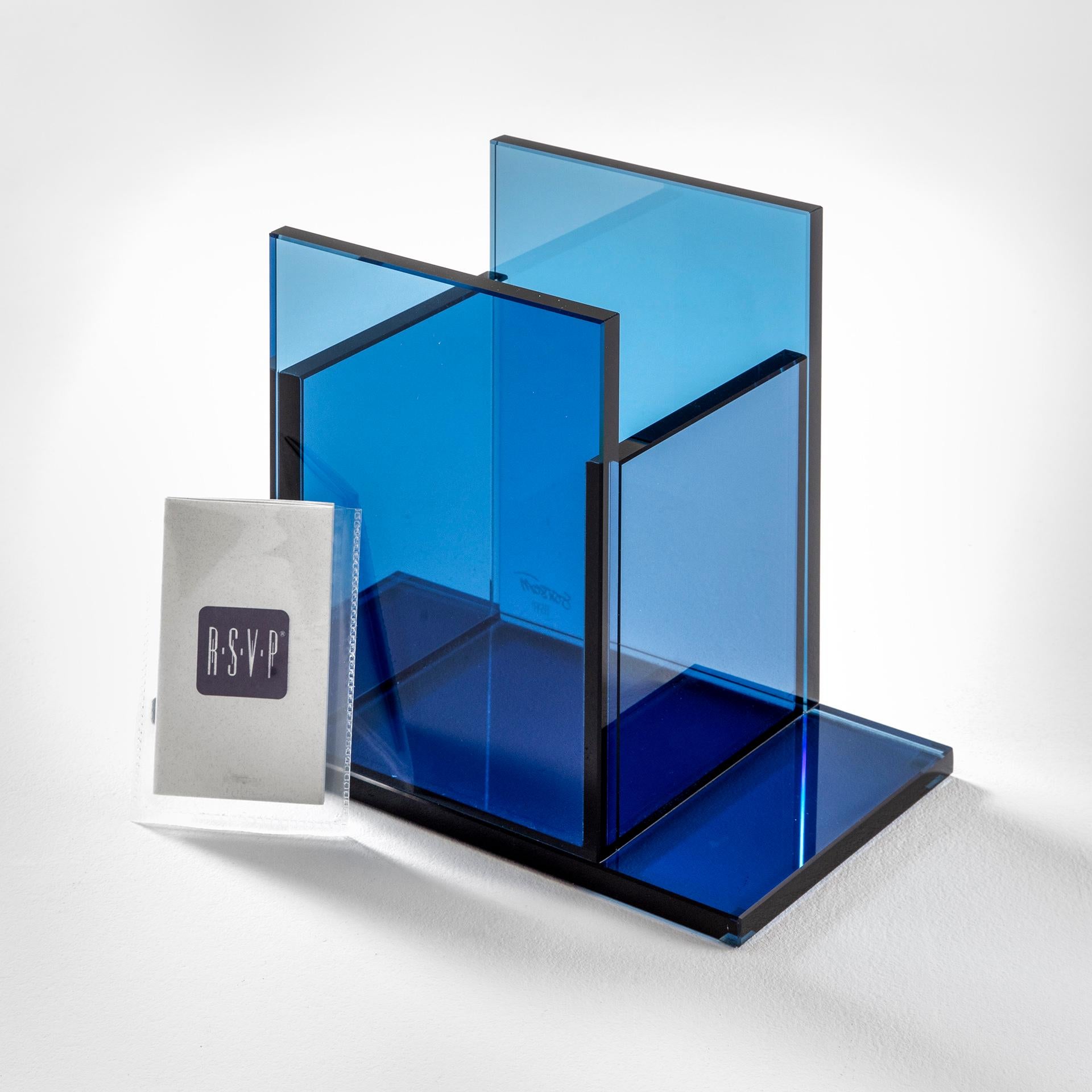Wunderschöne Vase oder Tafelaufsatz, entworfen Anfang 2000 von dem großen italienischen Designer Ettore Sottsass für RSVP. Der Mittelteil ist vollständig aus farbigem Glas, 10 mm dick. 
Es gibt das Vorhandensein der Unterschrift des Autors, wie im