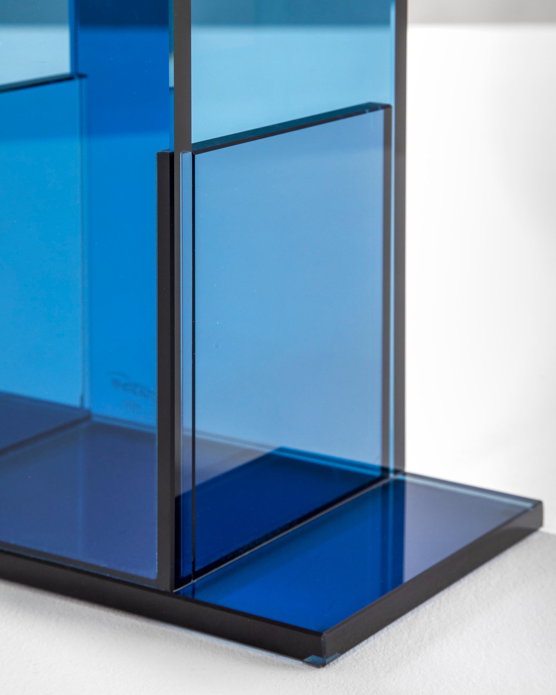 Ettore Sottsass RSVP Tafelaufsatz Mod. aus dem 20. Jahrhundert Indigo in farbigem Glas (Italienisch) im Angebot